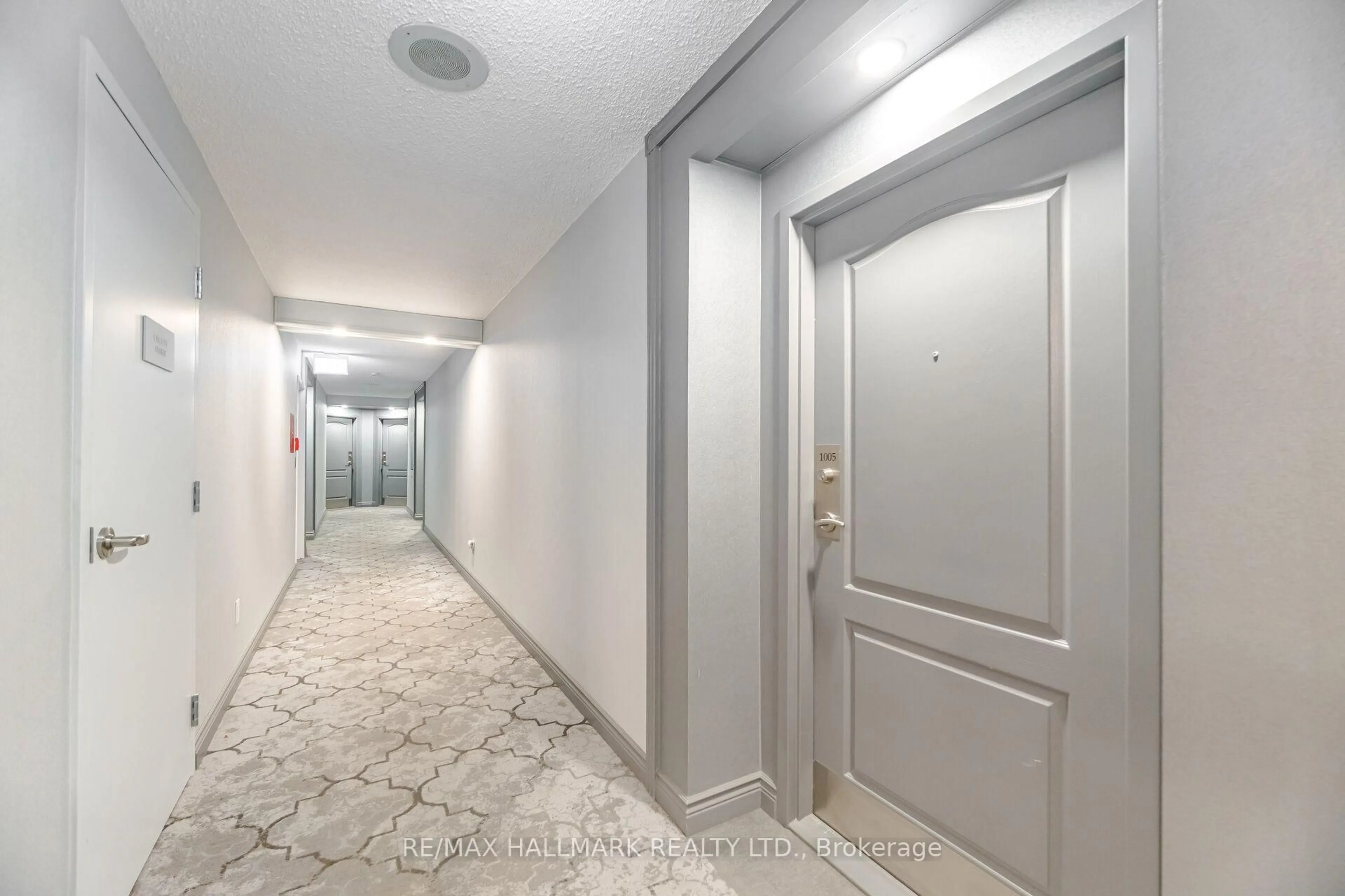 Indoor foyer for 712 Rossland Rd #1005, Whitby Ontario L1N 9E8
