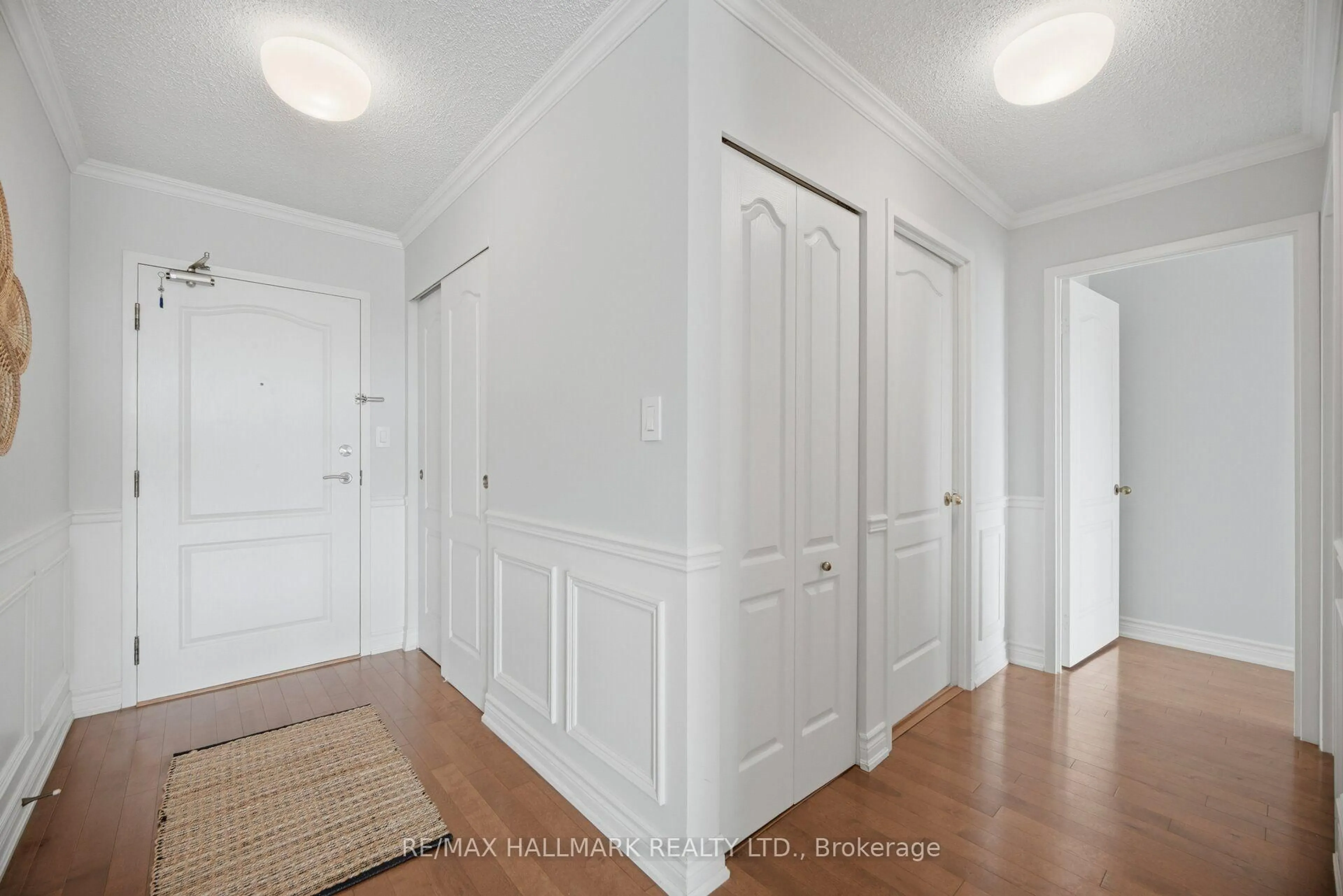 Indoor entryway for 712 Rossland Rd #1005, Whitby Ontario L1N 9E8
