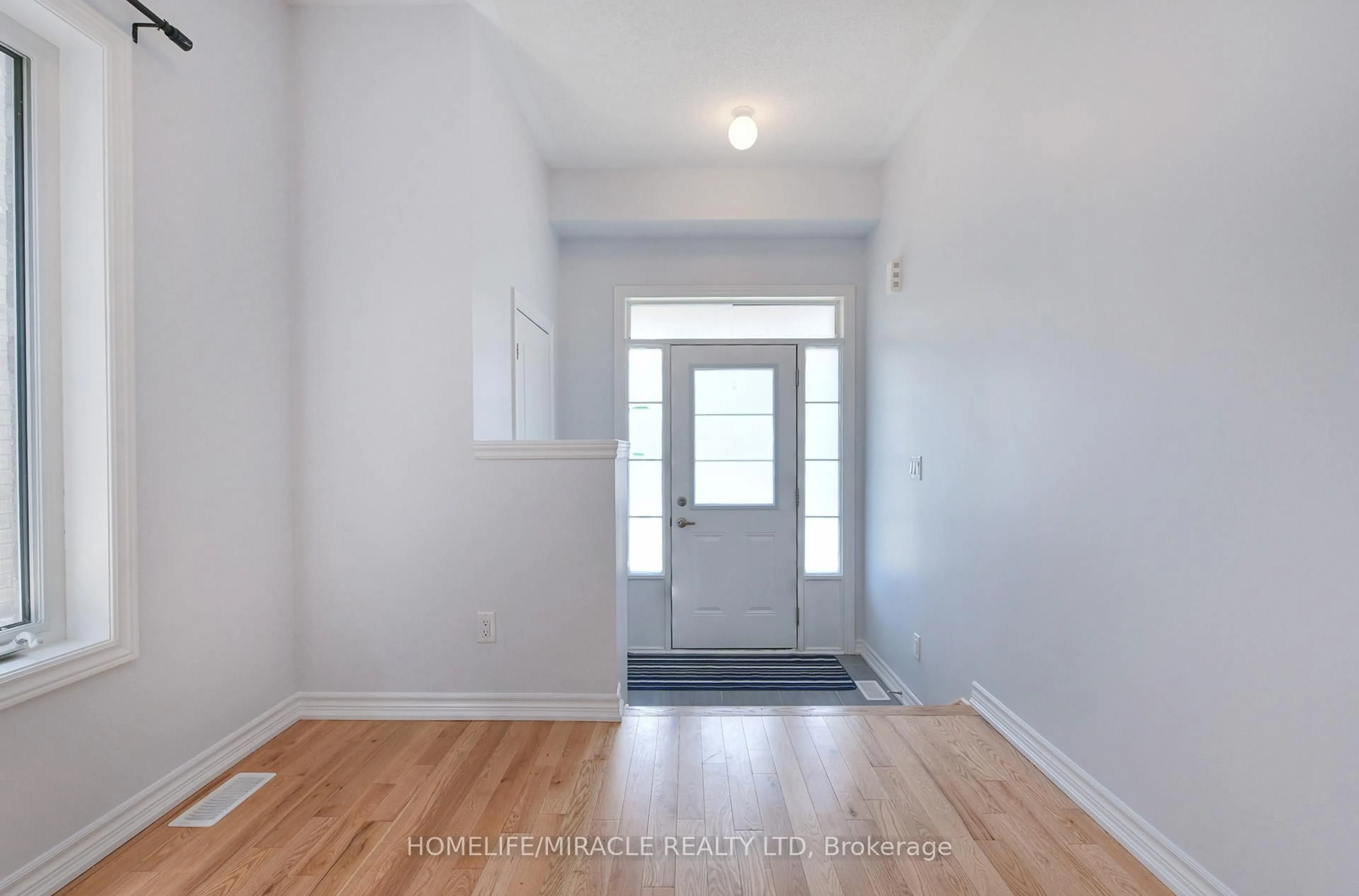 Indoor entryway for 2419 Angora St, Pickering Ontario L1X 0M6