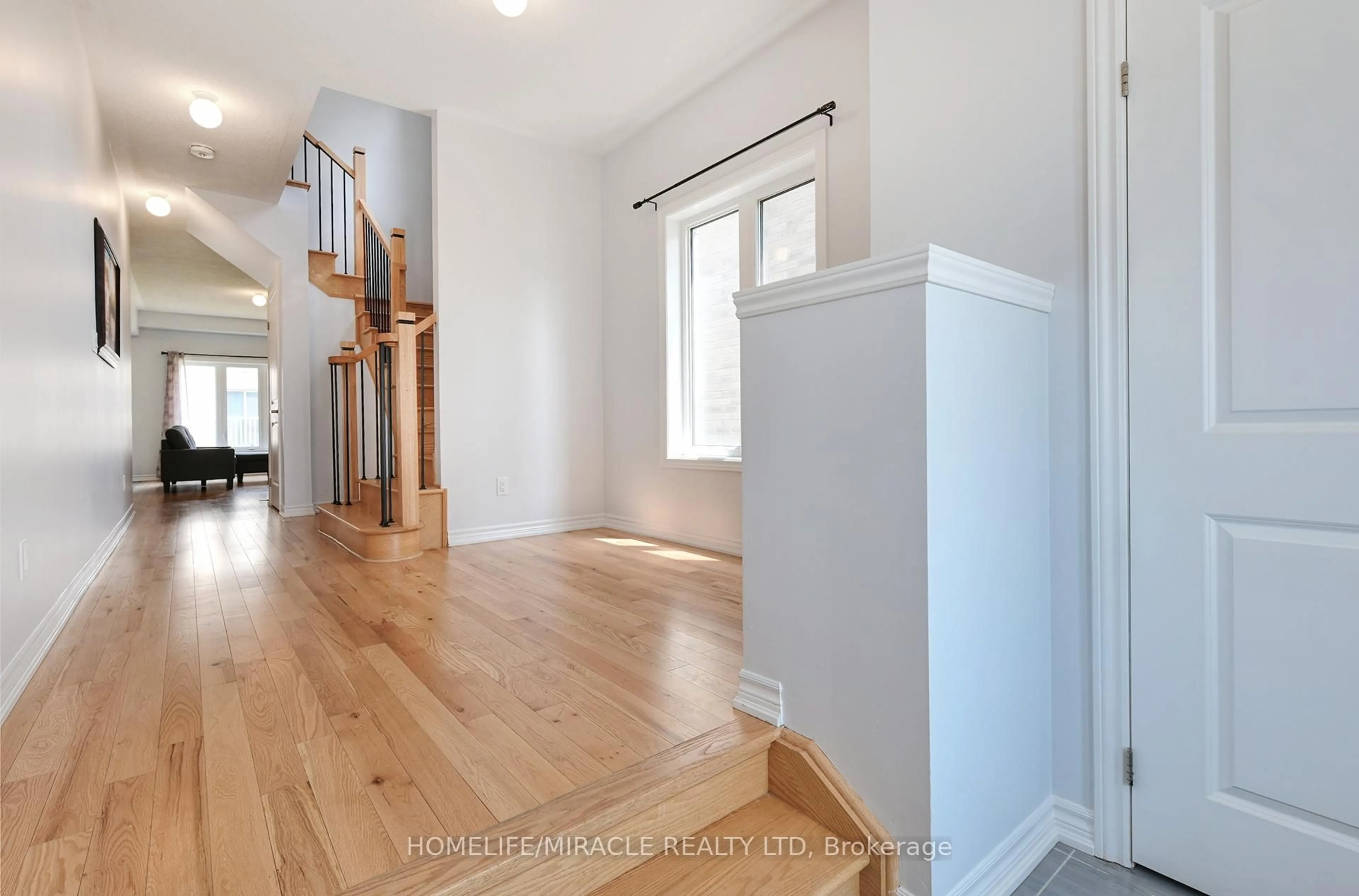 Indoor entryway for 2419 Angora St, Pickering Ontario L1X 0M6