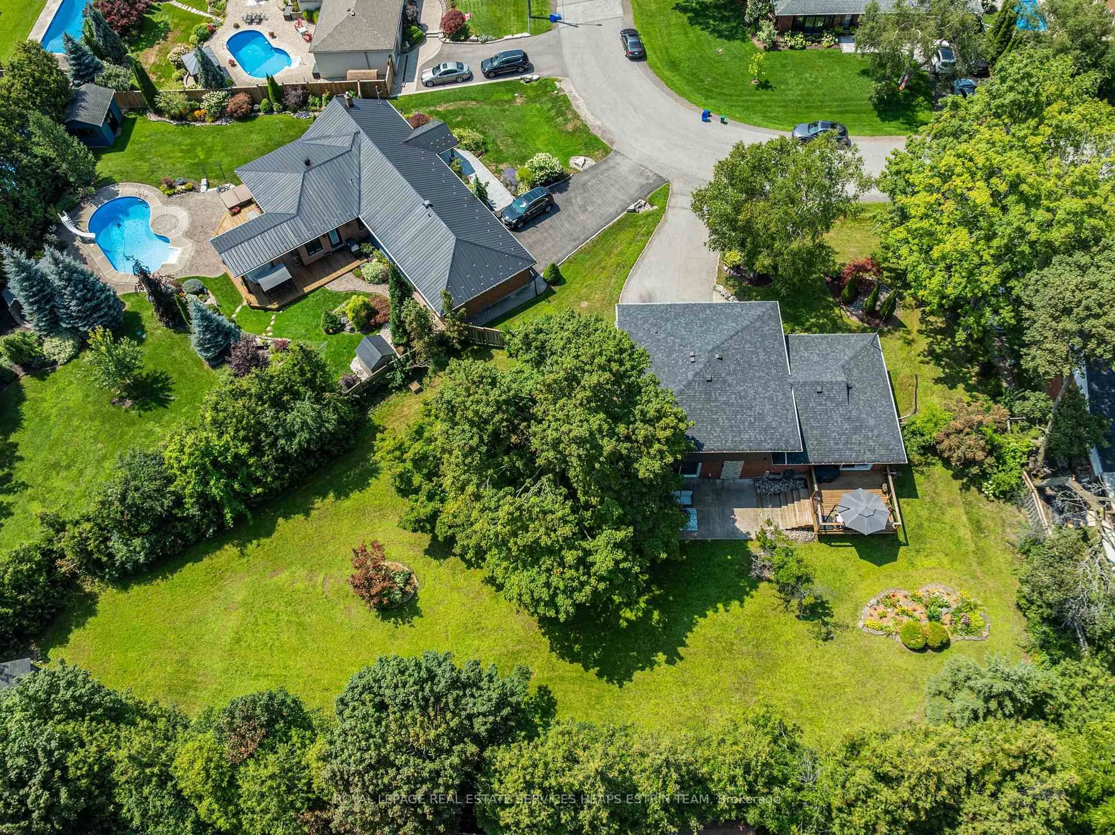 A pic from outside/outdoor area/front of a property/back of a property/a pic from drone, street for 325 Fairview Dr, Whitby Ontario L1N 3A7