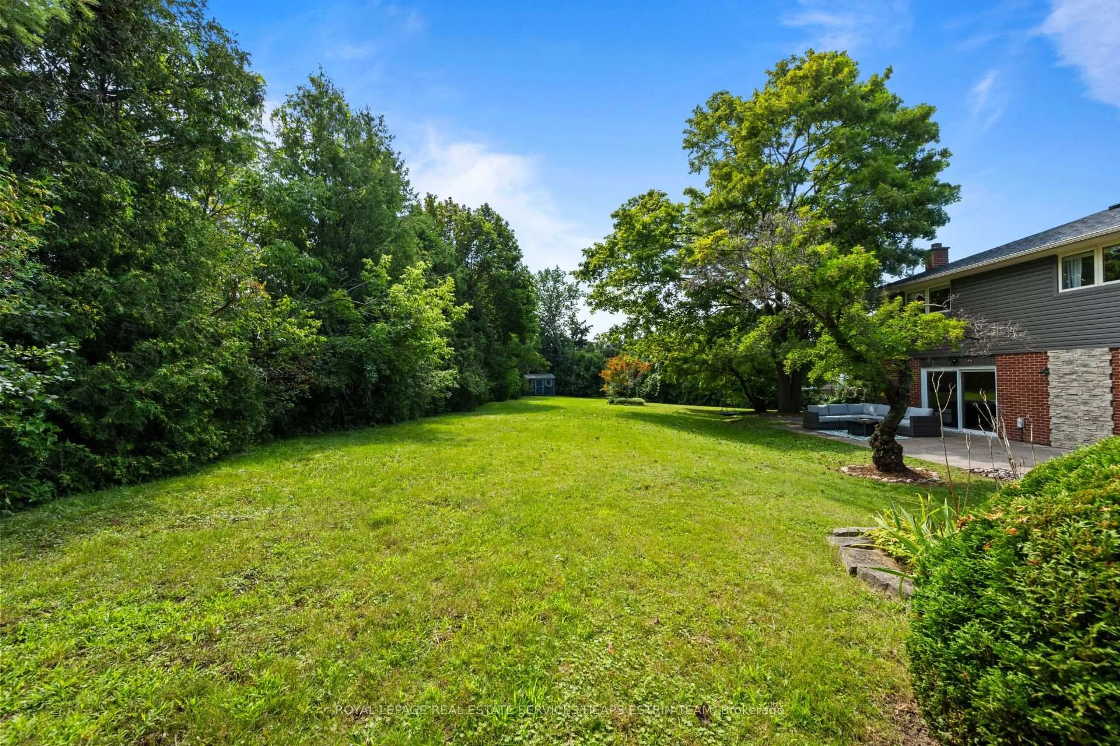 A pic from outside/outdoor area/front of a property/back of a property/a pic from drone, unknown for 325 Fairview Dr, Whitby Ontario L1N 3A7