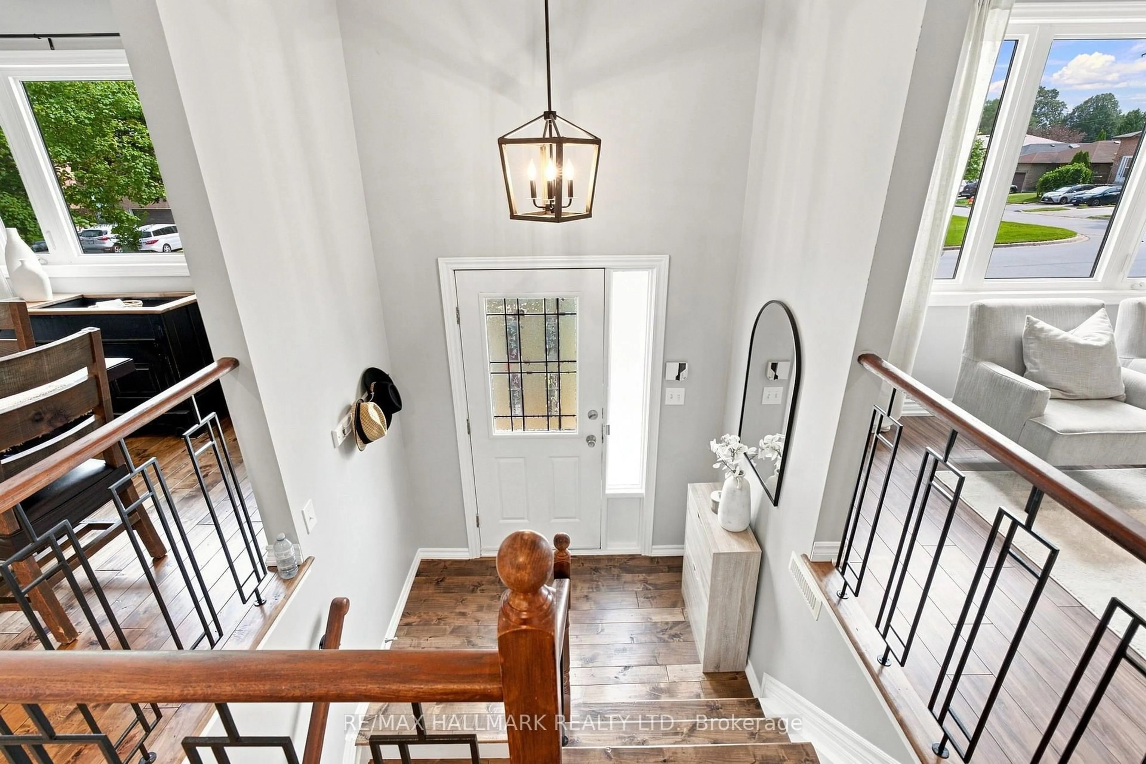 Indoor entryway for 35 Downham Dr, Clarington Ontario L1C 4G4