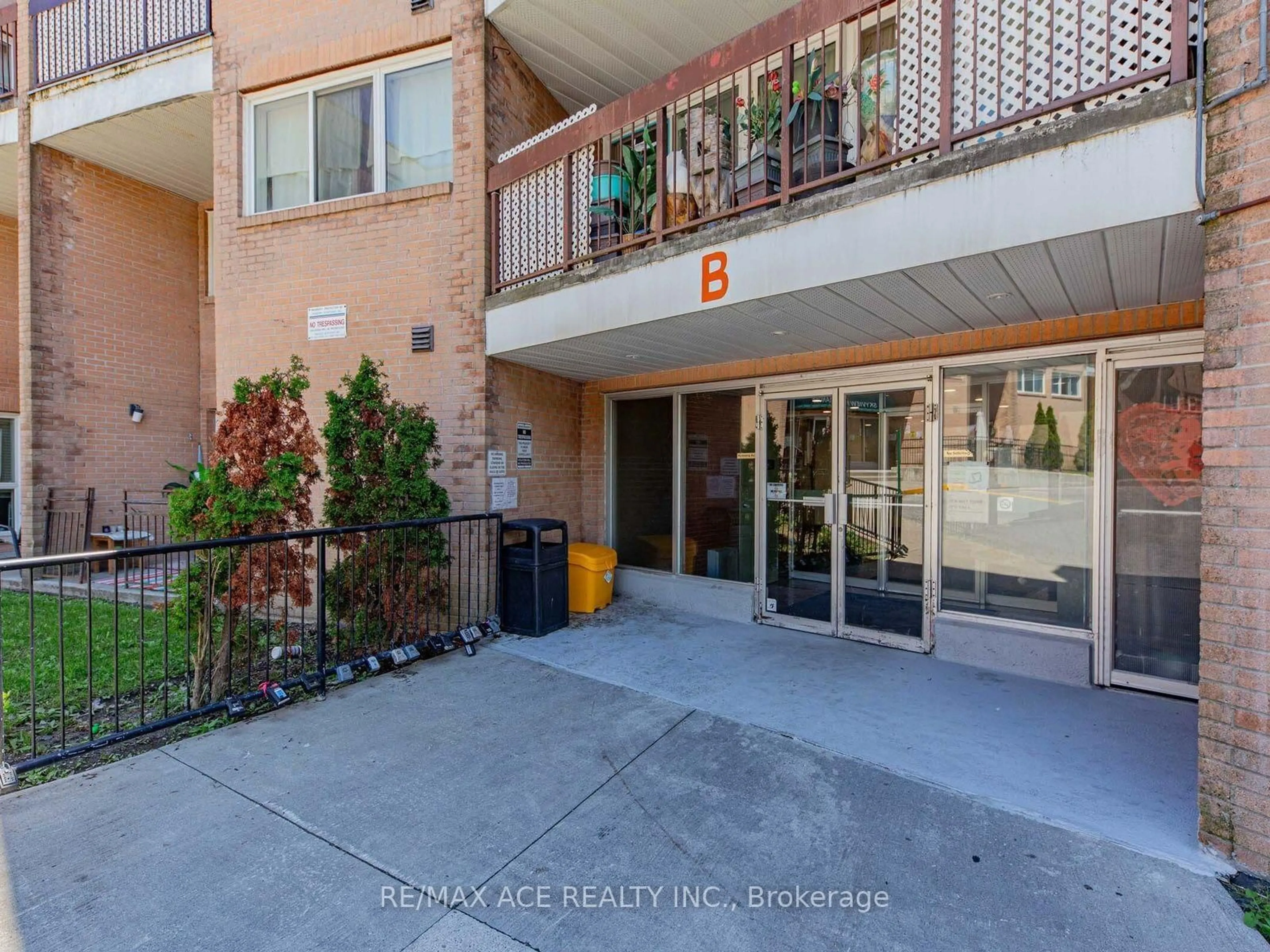 Indoor entryway for 100 Mornelle Crt #1017, Toronto Ontario M1E 4X2