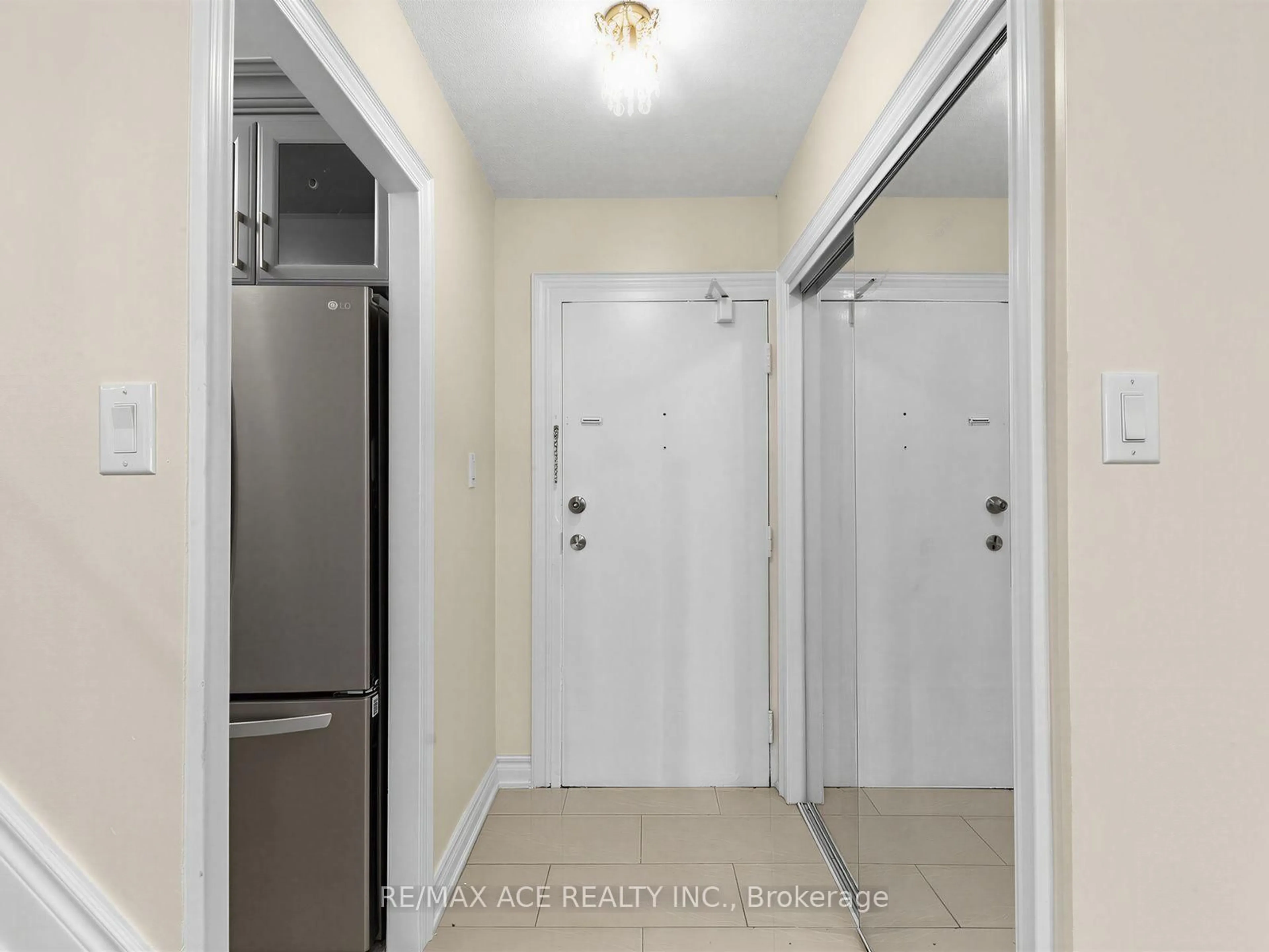 Indoor entryway for 100 Mornelle Crt #1017, Toronto Ontario M1E 4X2