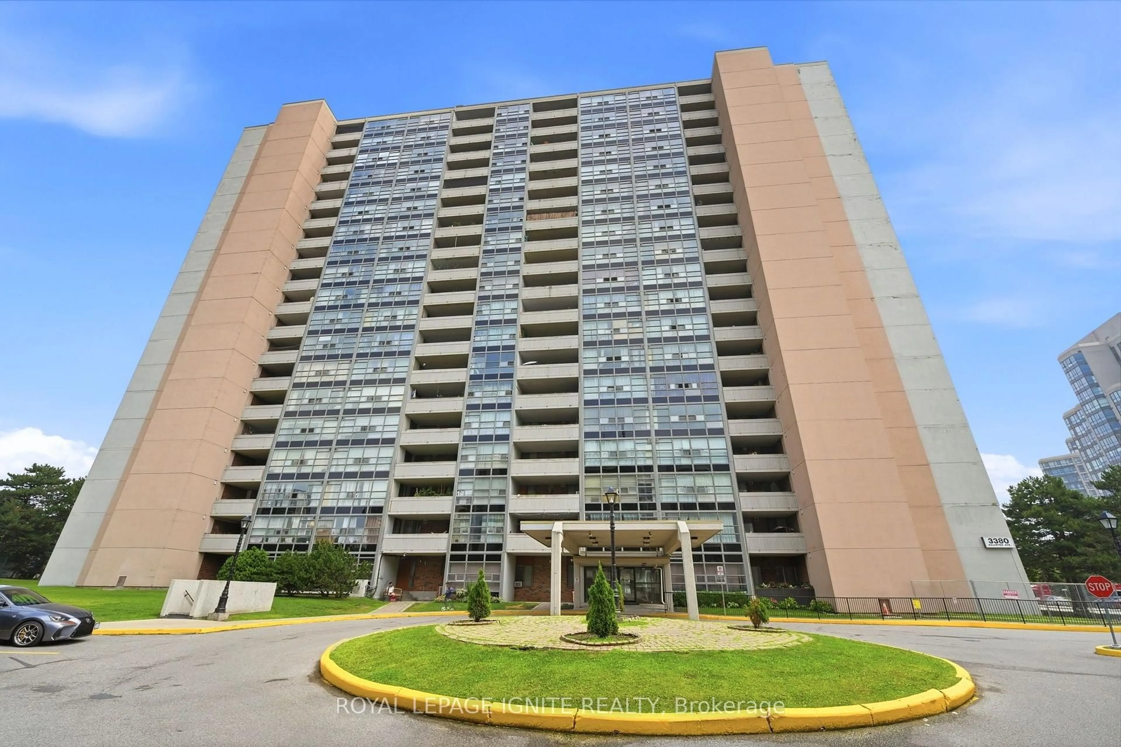 Indoor foyer for 3380 Eglinton Ave #903, Toronto Ontario M1J 3L6