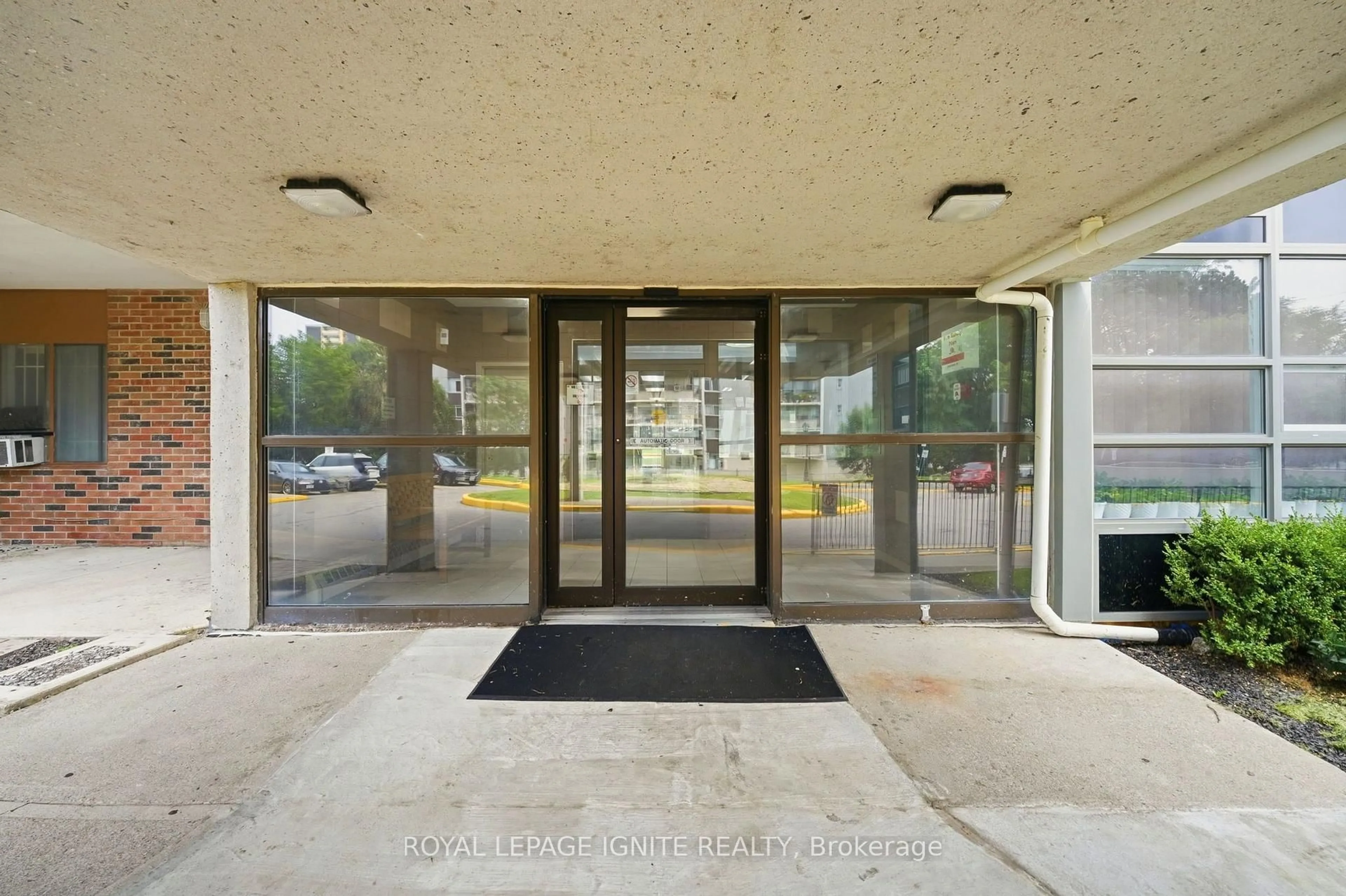 Indoor foyer for 3380 Eglinton Ave #903, Toronto Ontario M1J 3L6