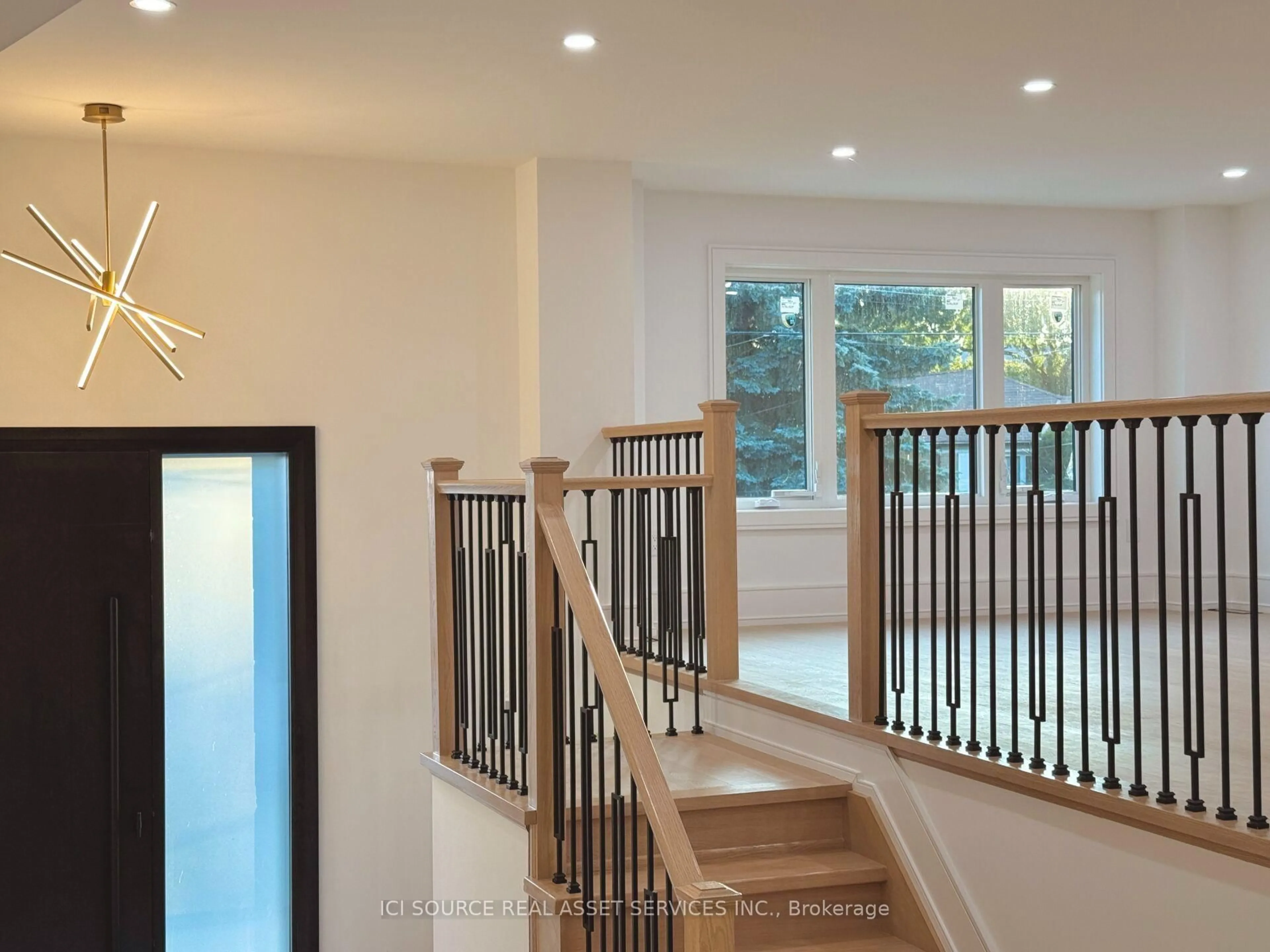 Indoor foyer for 21 Vanbrugh Ave, Toronto Ontario M1N 3S8