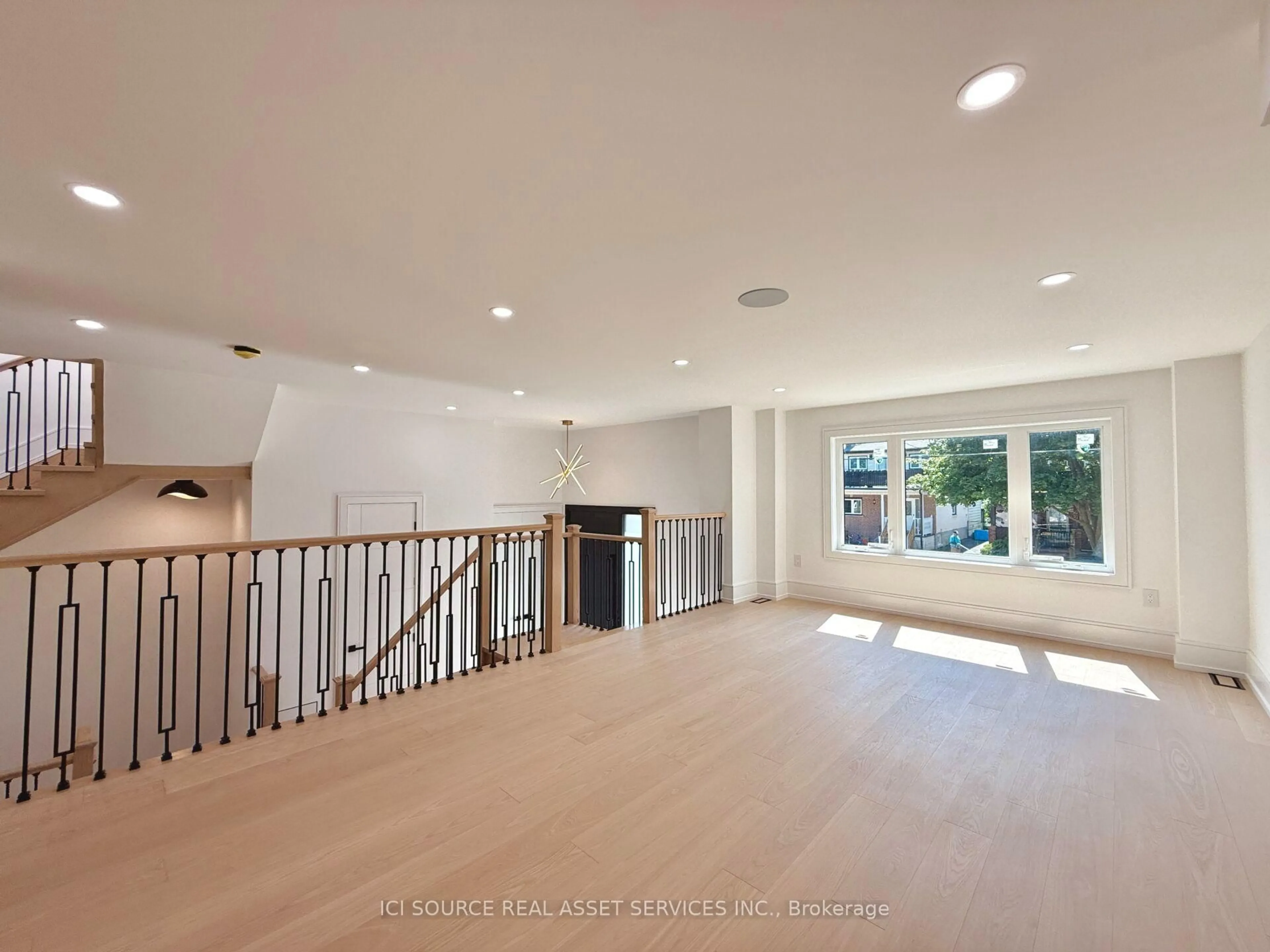 Indoor foyer for 21 Vanbrugh Ave, Toronto Ontario M1N 3S8
