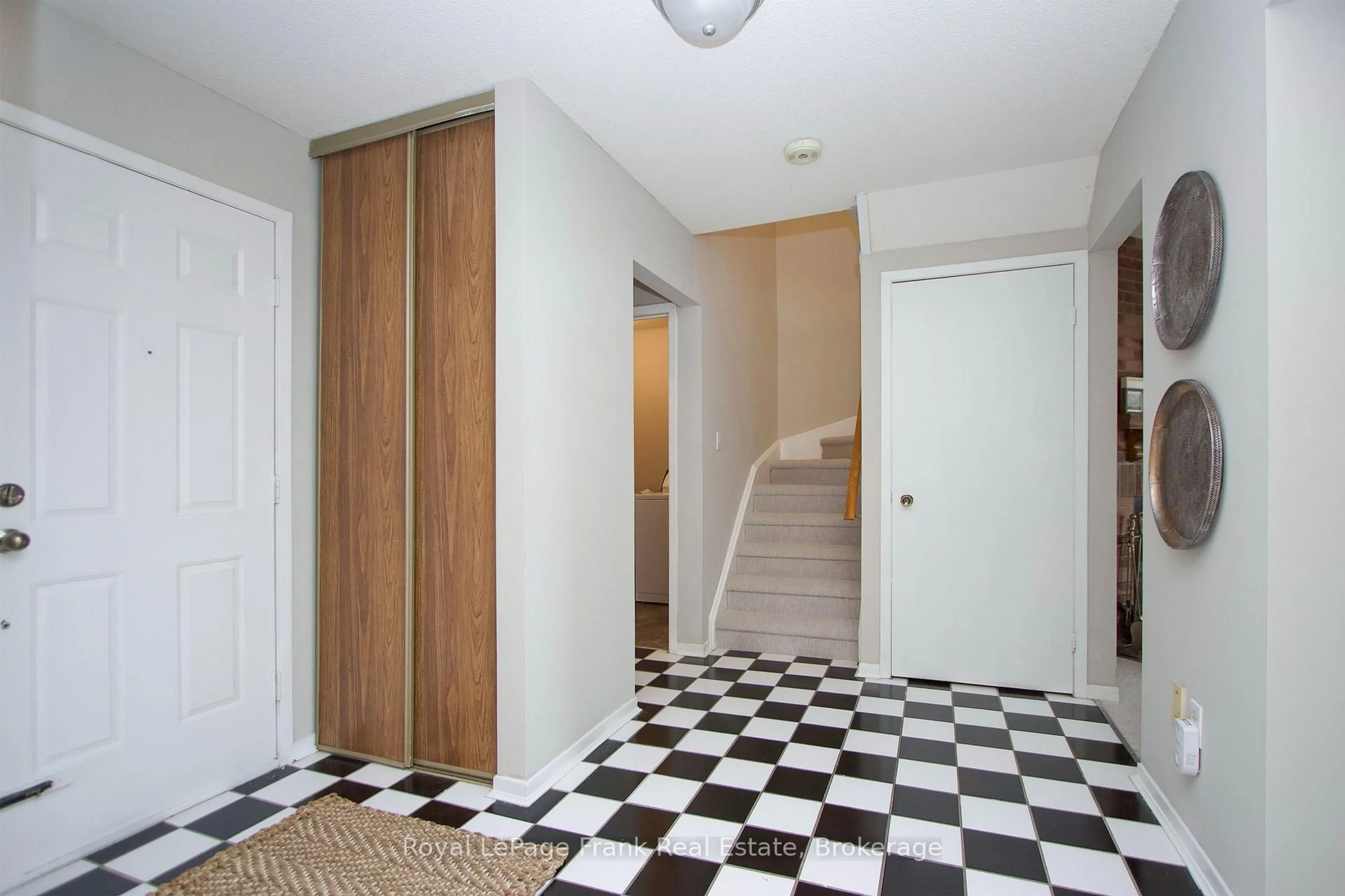 Indoor foyer for 2131 Theoden Crt, Pickering Ontario L1X 1Z9