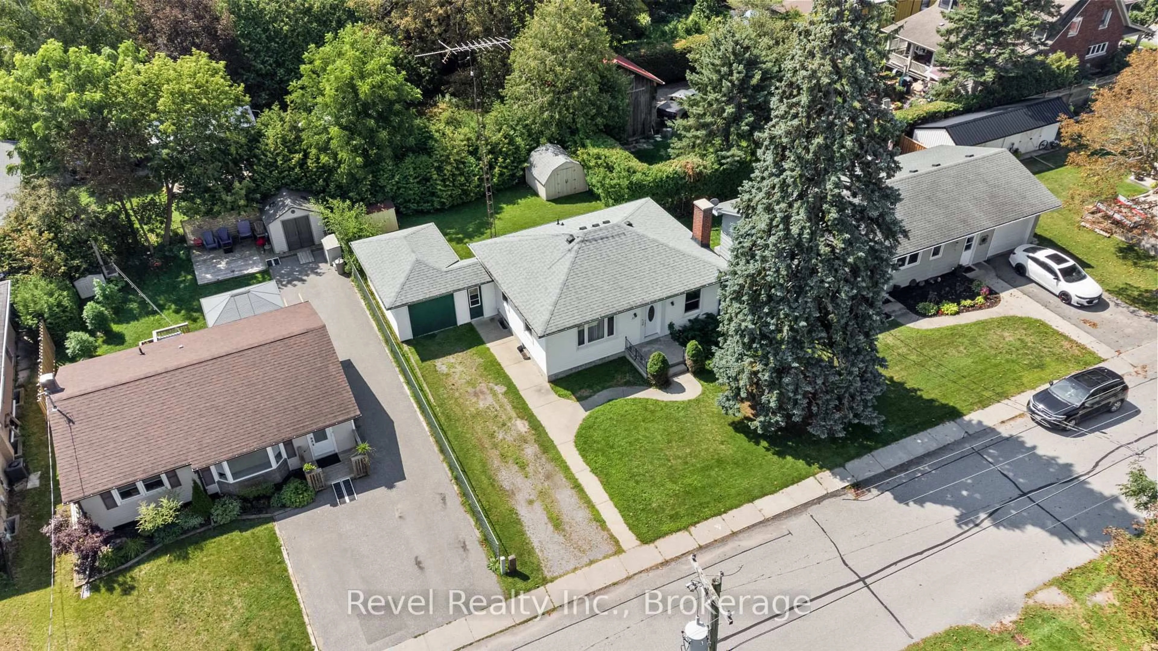 A pic from outside/outdoor area/front of a property/back of a property/a pic from drone, street for 51 Cobbledick St, Clarington Ontario L1B 1L9