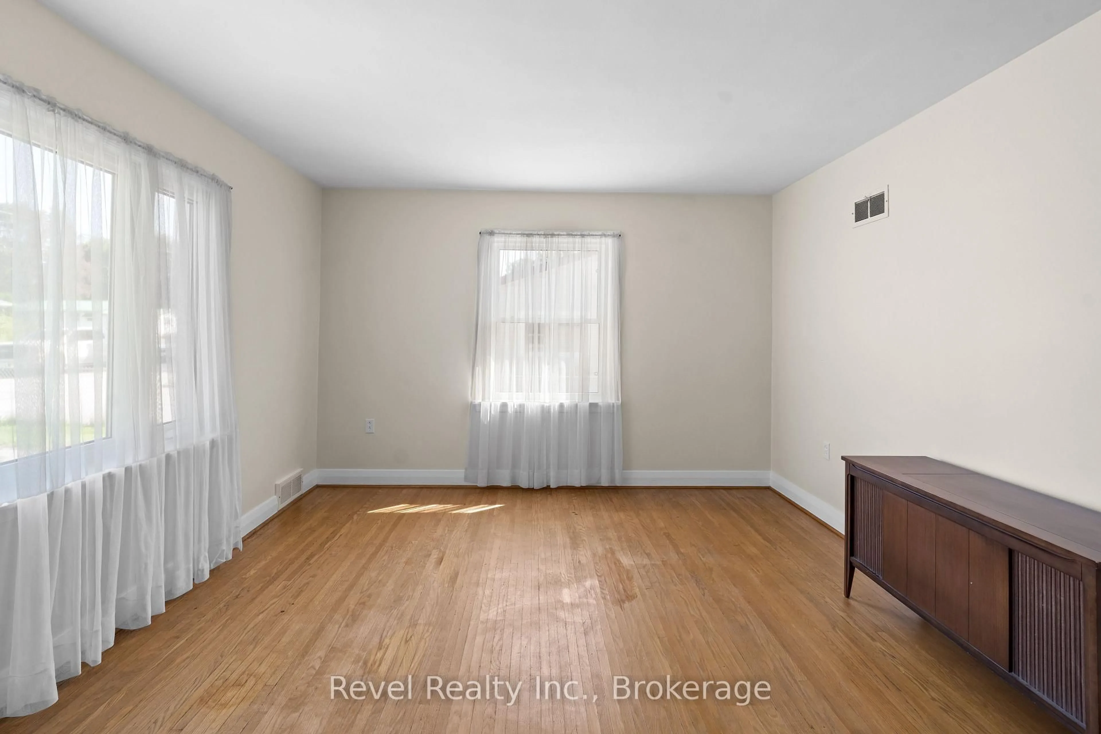 A pic of a room for 51 Cobbledick St, Clarington Ontario L1B 1L9