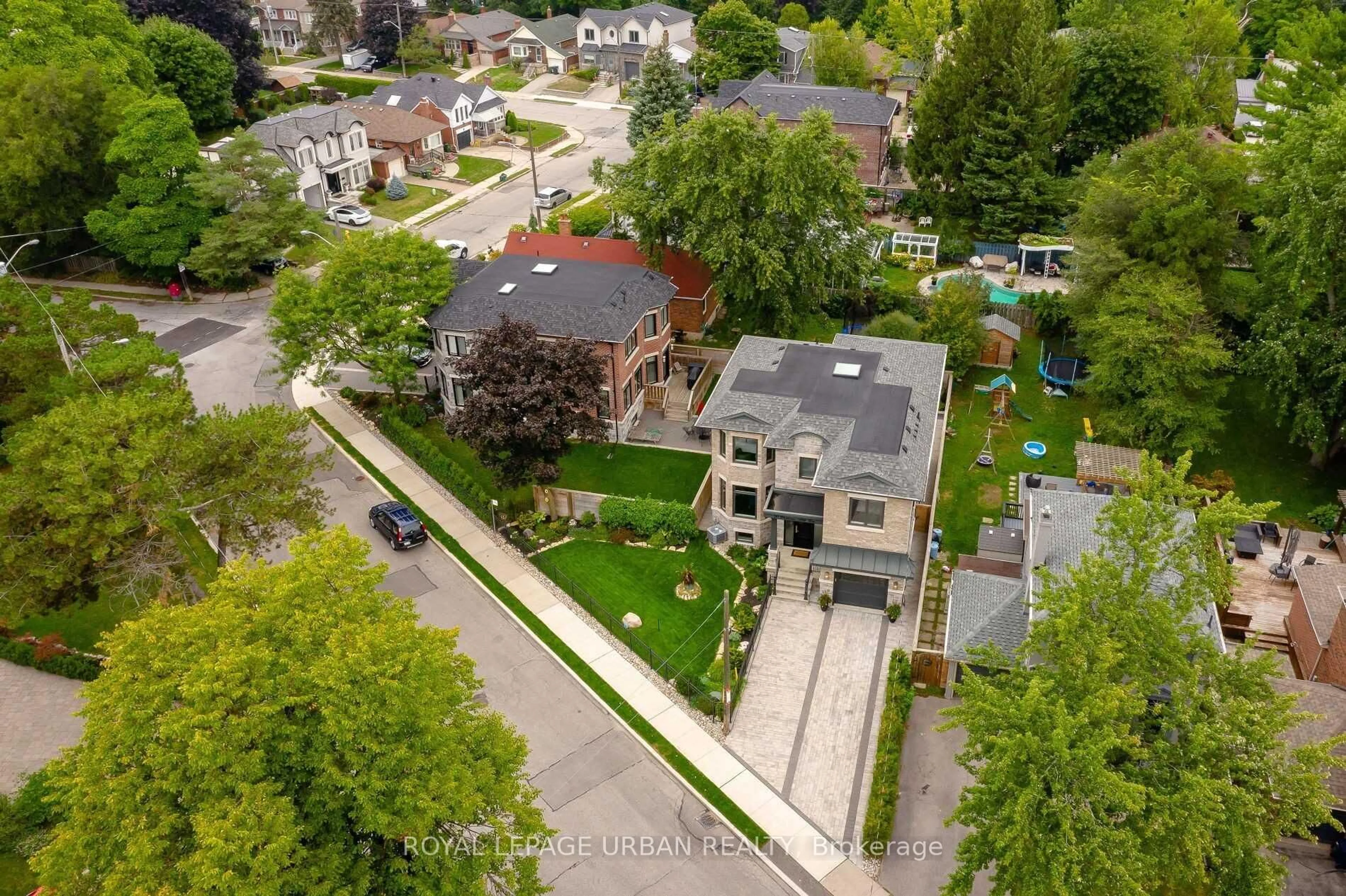 A pic from outside/outdoor area/front of a property/back of a property/a pic from drone, street for 70 Parkview Hill Cres, Toronto Ontario M4B 1R4