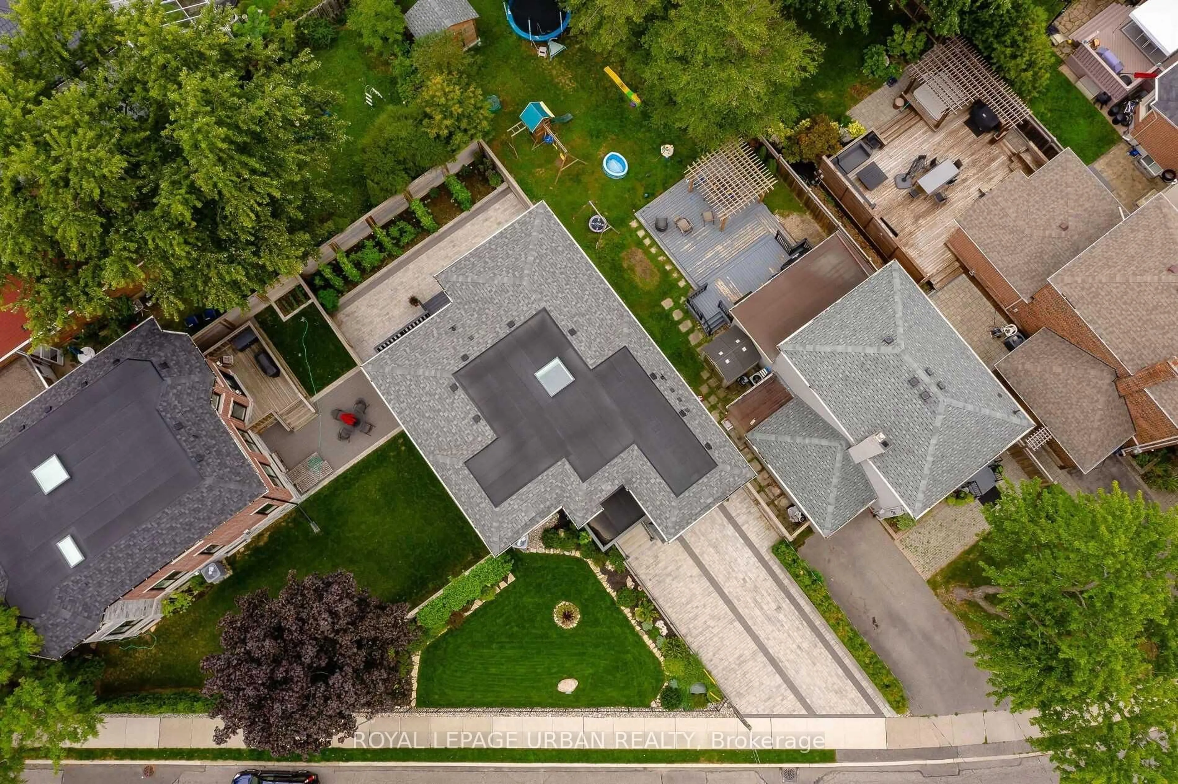 A pic from outside/outdoor area/front of a property/back of a property/a pic from drone, street for 70 Parkview Hill Cres, Toronto Ontario M4B 1R4