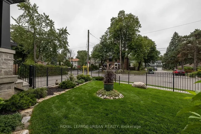70 Parkview Hill Cres, Toronto 5
