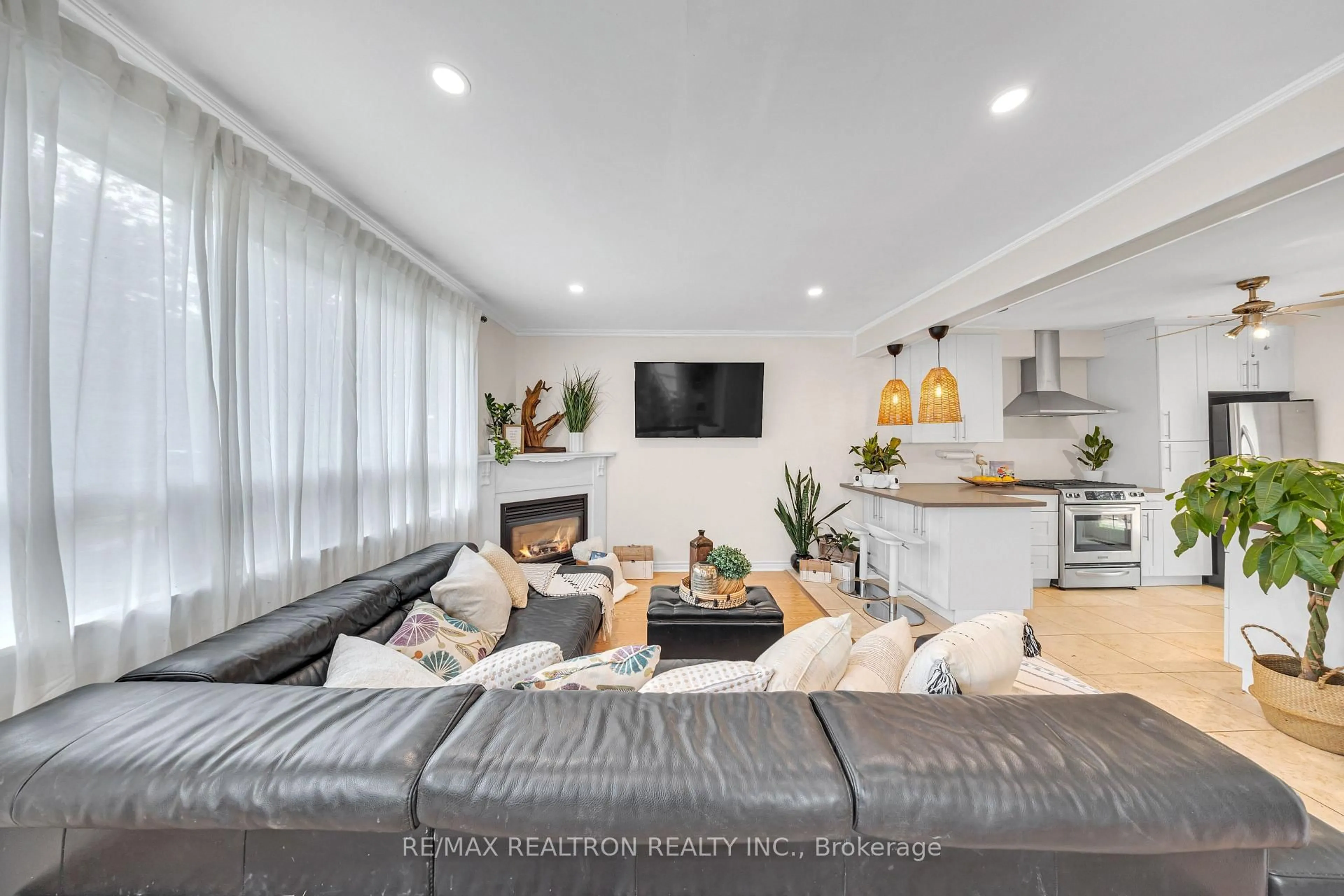 Living room with furniture, unknown for 60 Dorset Rd, Toronto Ontario M1M 2S7