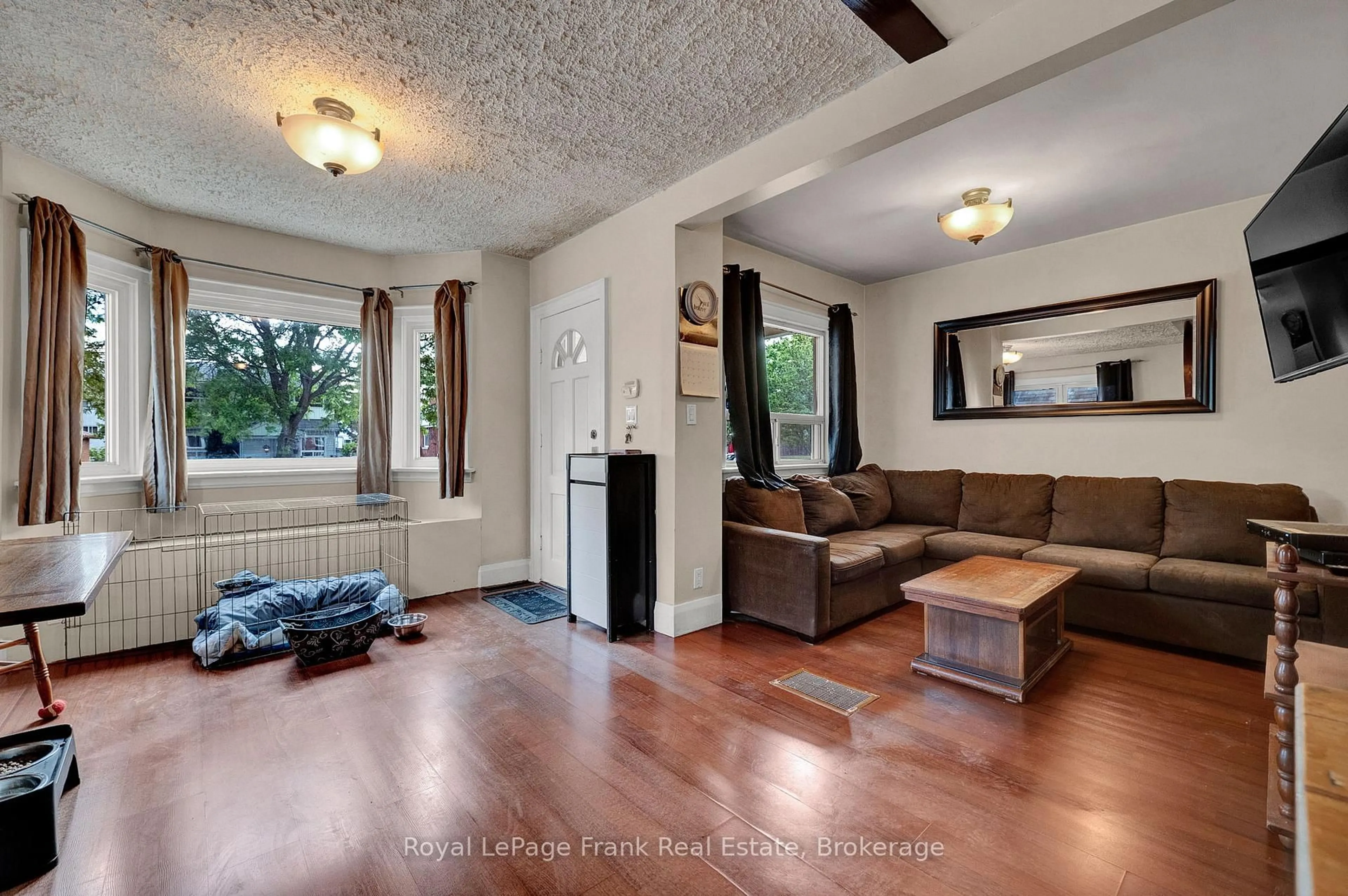 Living room with furniture, unknown for 121 Cromwell Ave, Oshawa Ontario L1J 4T5