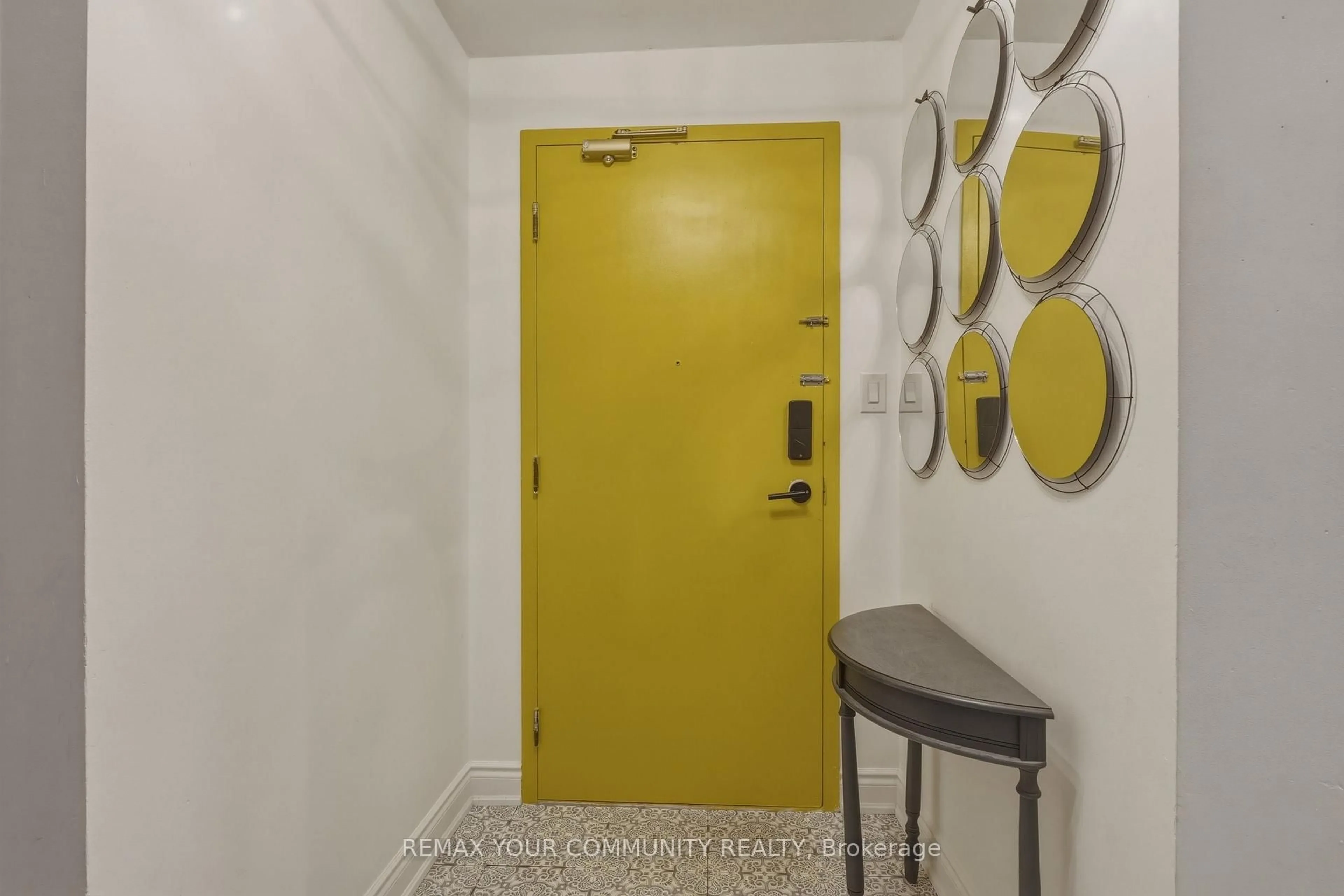 Indoor entryway for 410 McLevin Ave #103, Toronto Ontario M1B 5J5