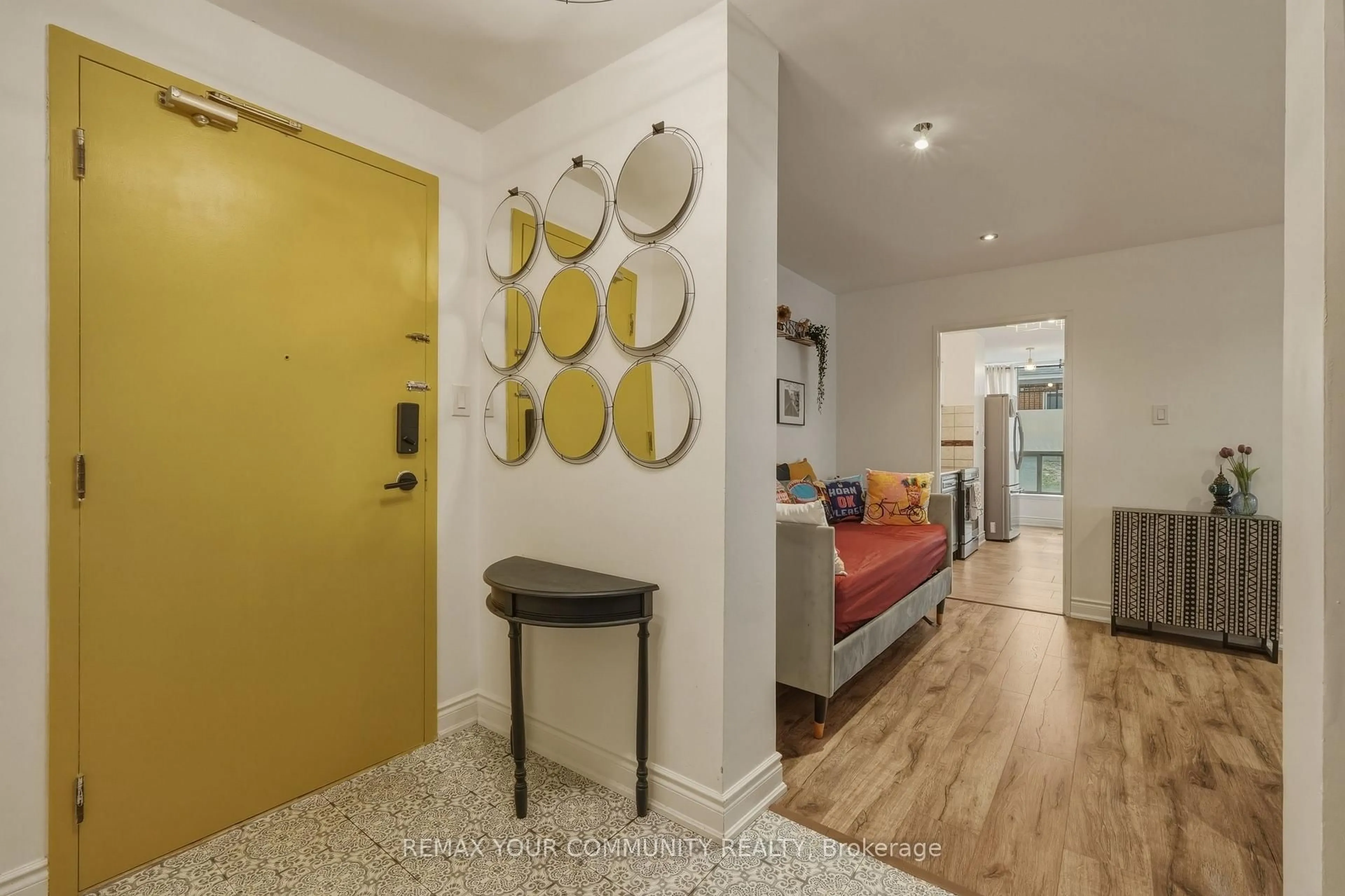 Indoor entryway for 410 McLevin Ave #103, Toronto Ontario M1B 5J5