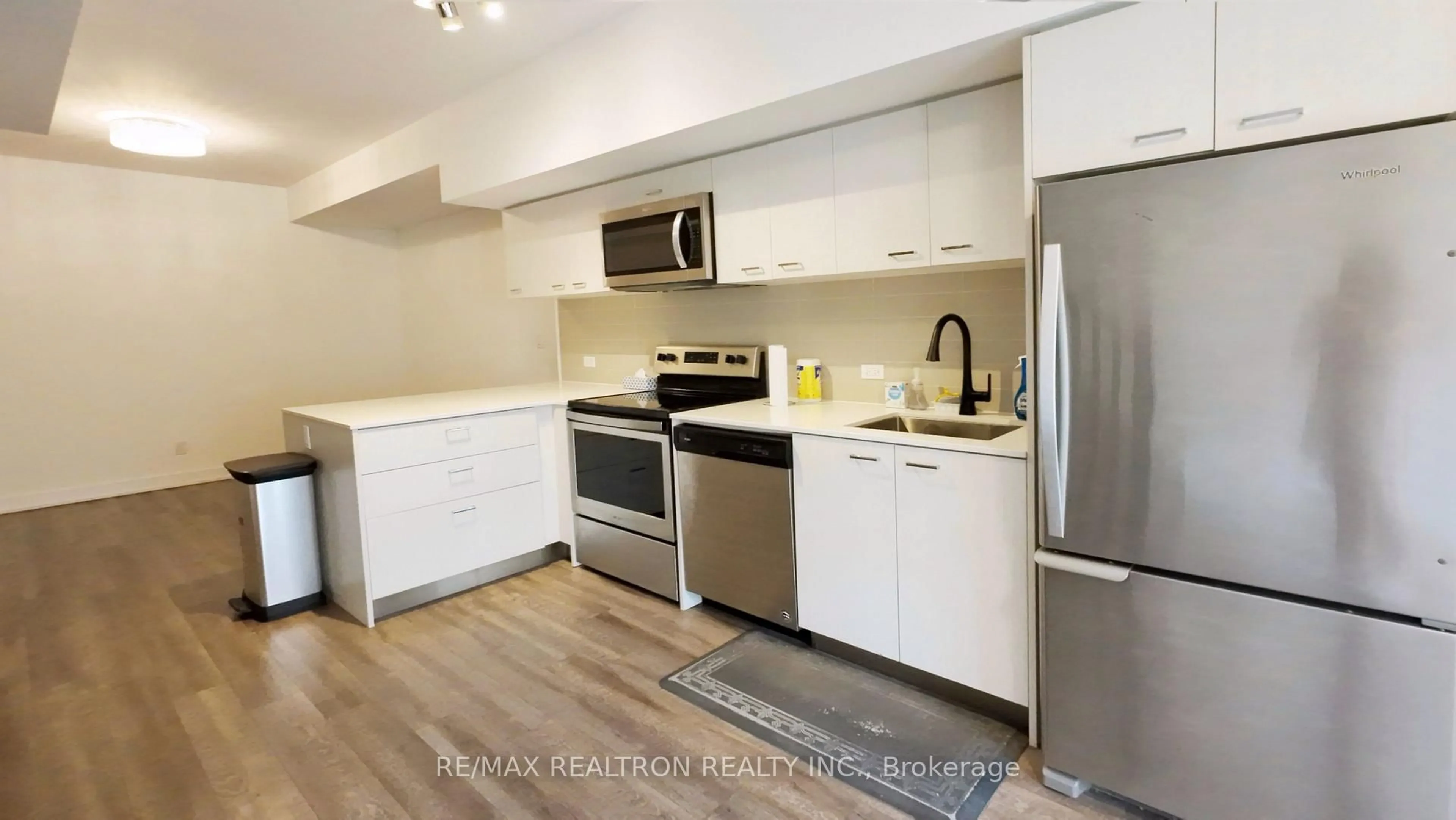 Standard kitchen, unknown for 20 Echo Pt #128, Toronto Ontario M1W 0A7