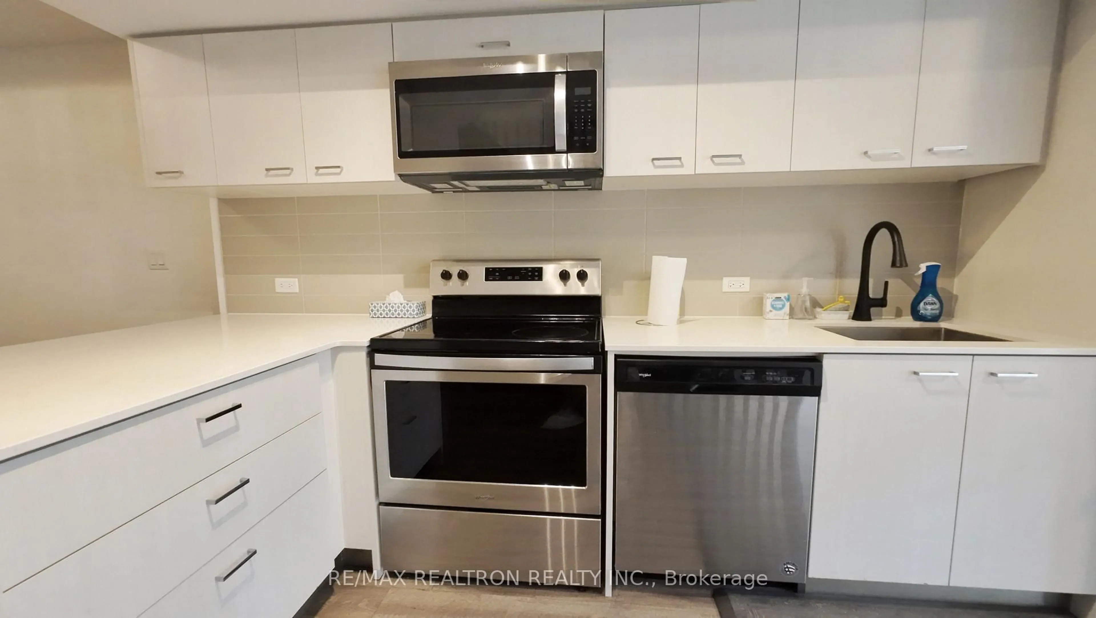 Standard kitchen, unknown for 20 Echo Pt #128, Toronto Ontario M1W 0A7