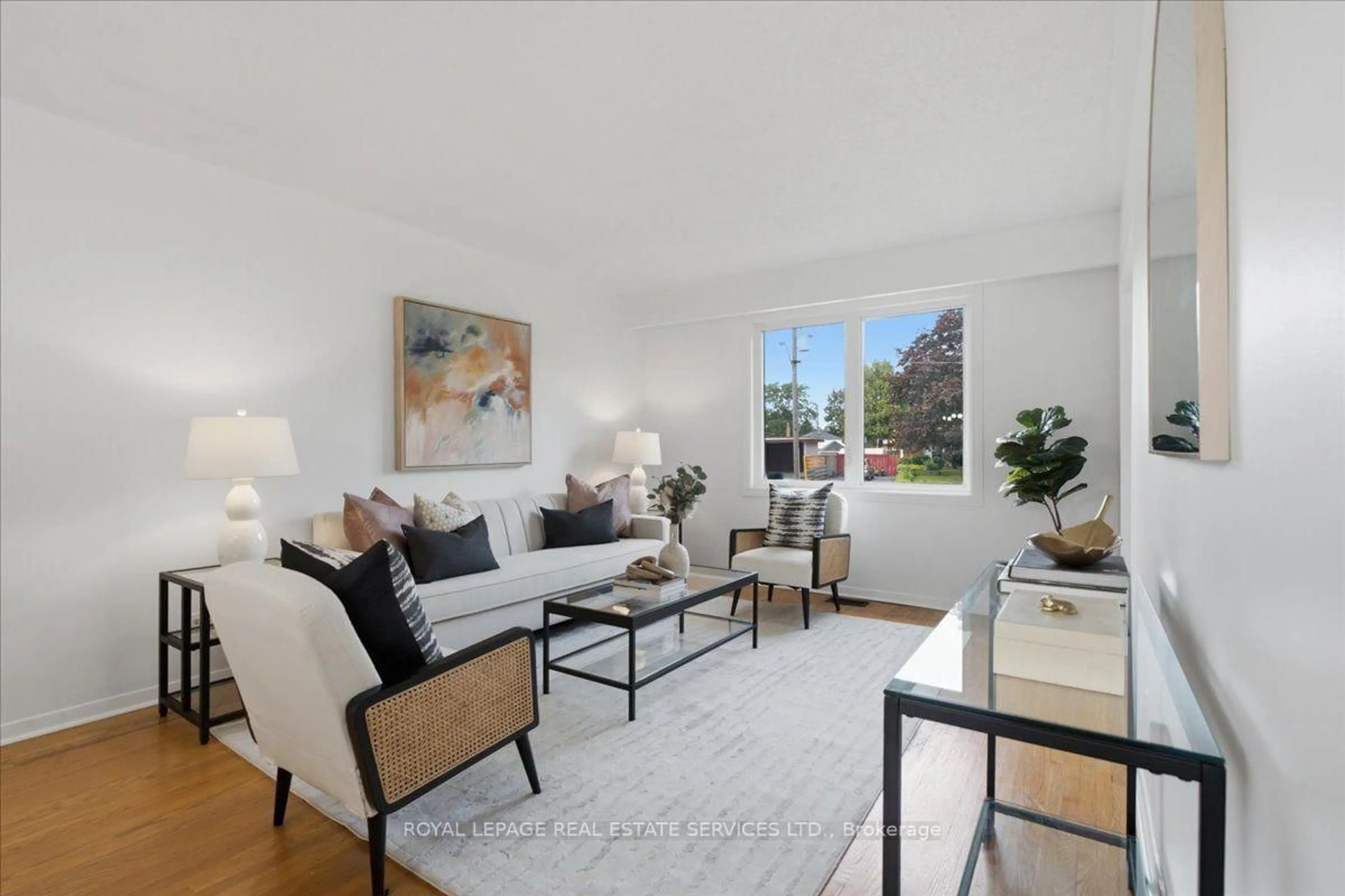 Living room with furniture, unknown for 17 Rosegrove Pl, Toronto Ontario M1S 1W5