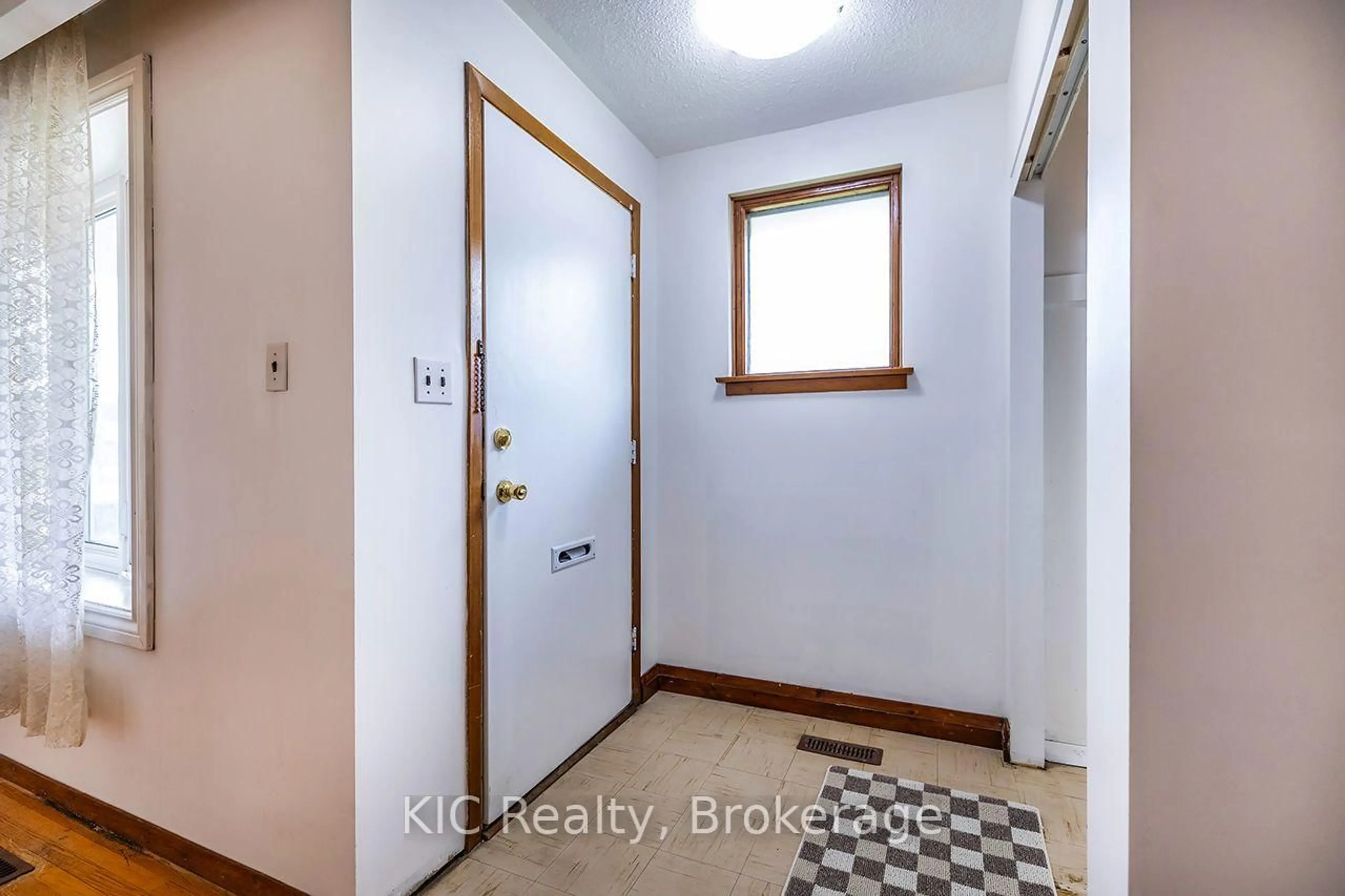 Indoor entryway for 1151 Valley Crt, Oshawa Ontario L1J 3M4