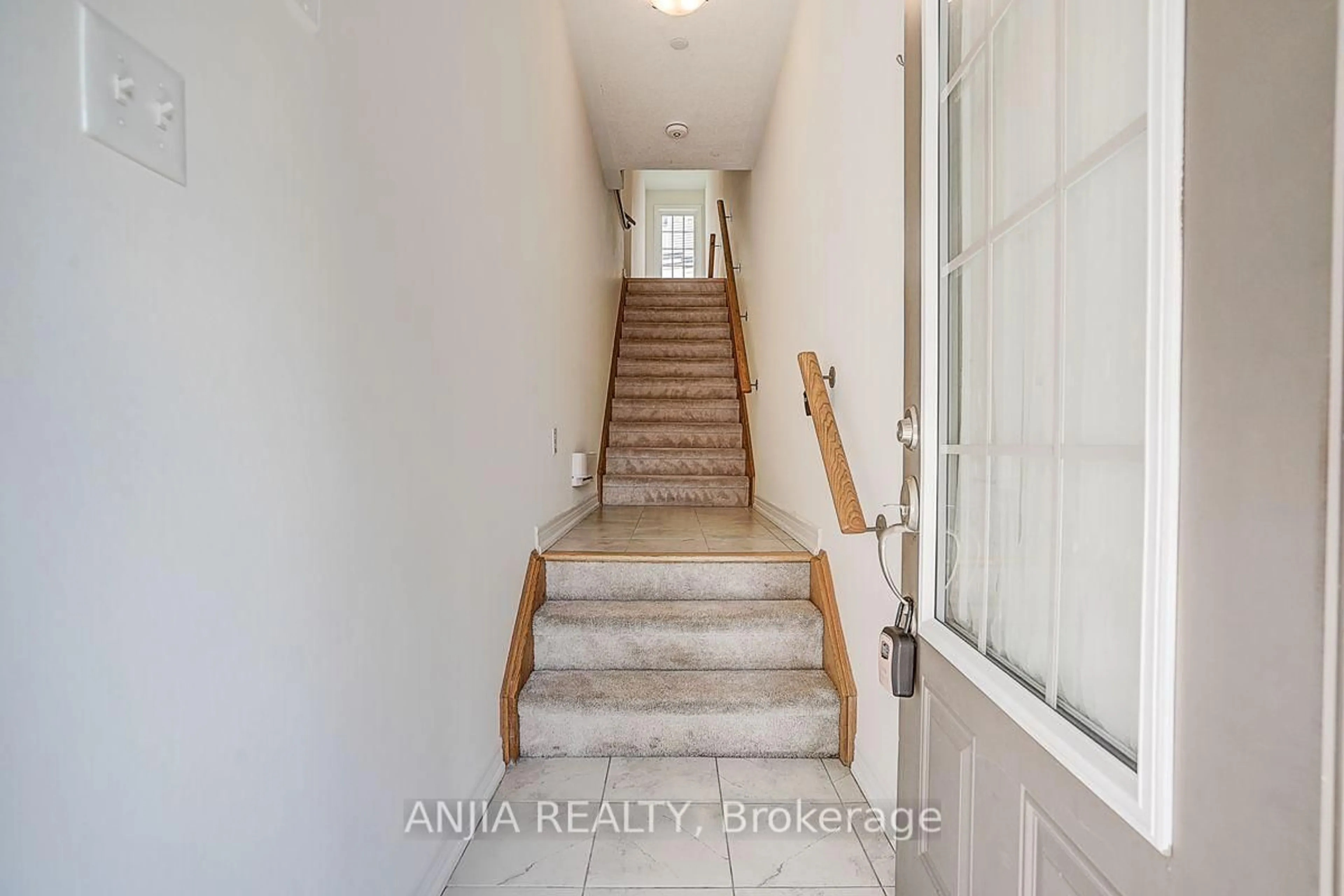 Indoor entryway for 2641 Eaglesham Path, Oshawa Ontario L1L 0M7