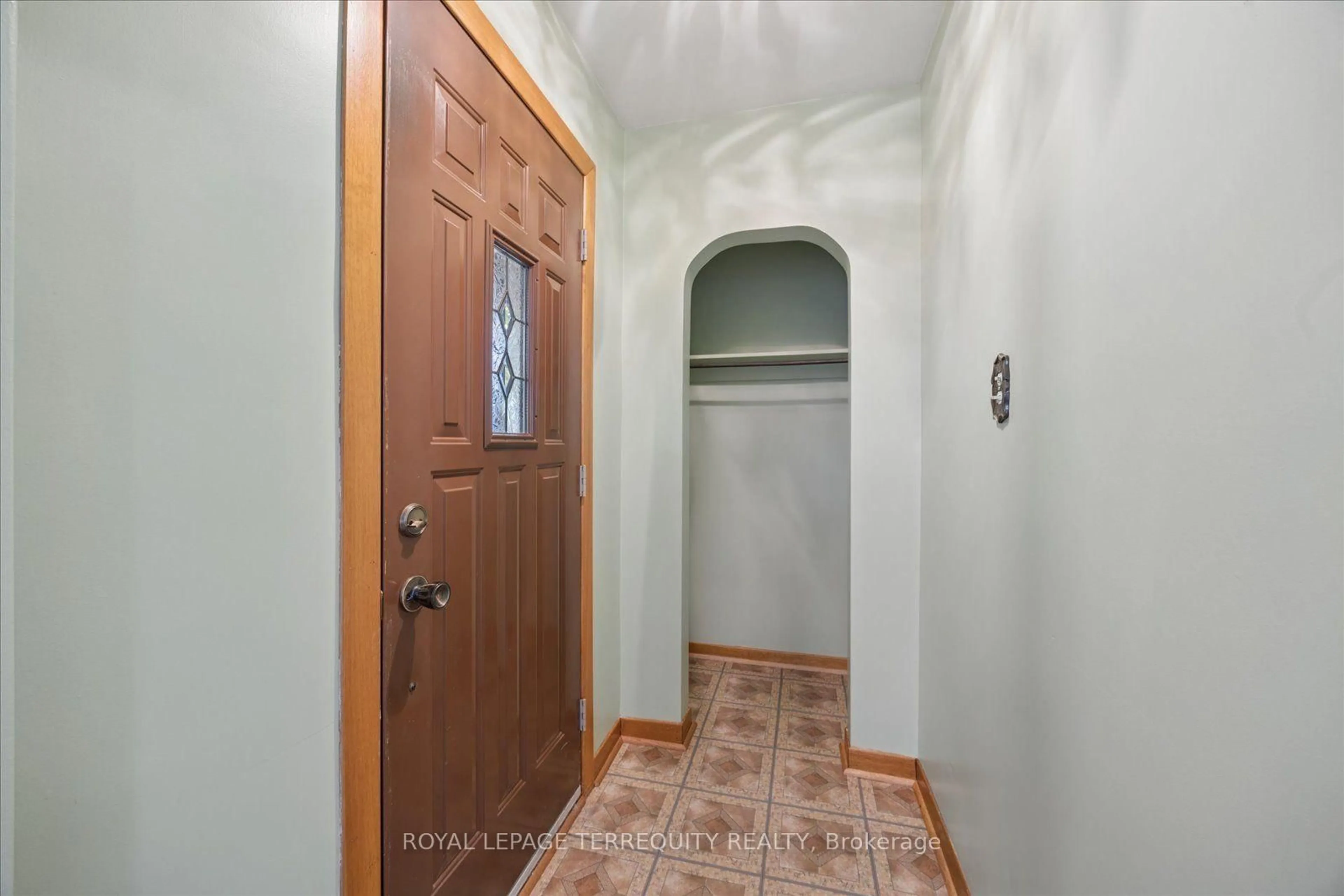 Indoor entryway for 120 Ellington Dr, Toronto Ontario M1R 3Y3