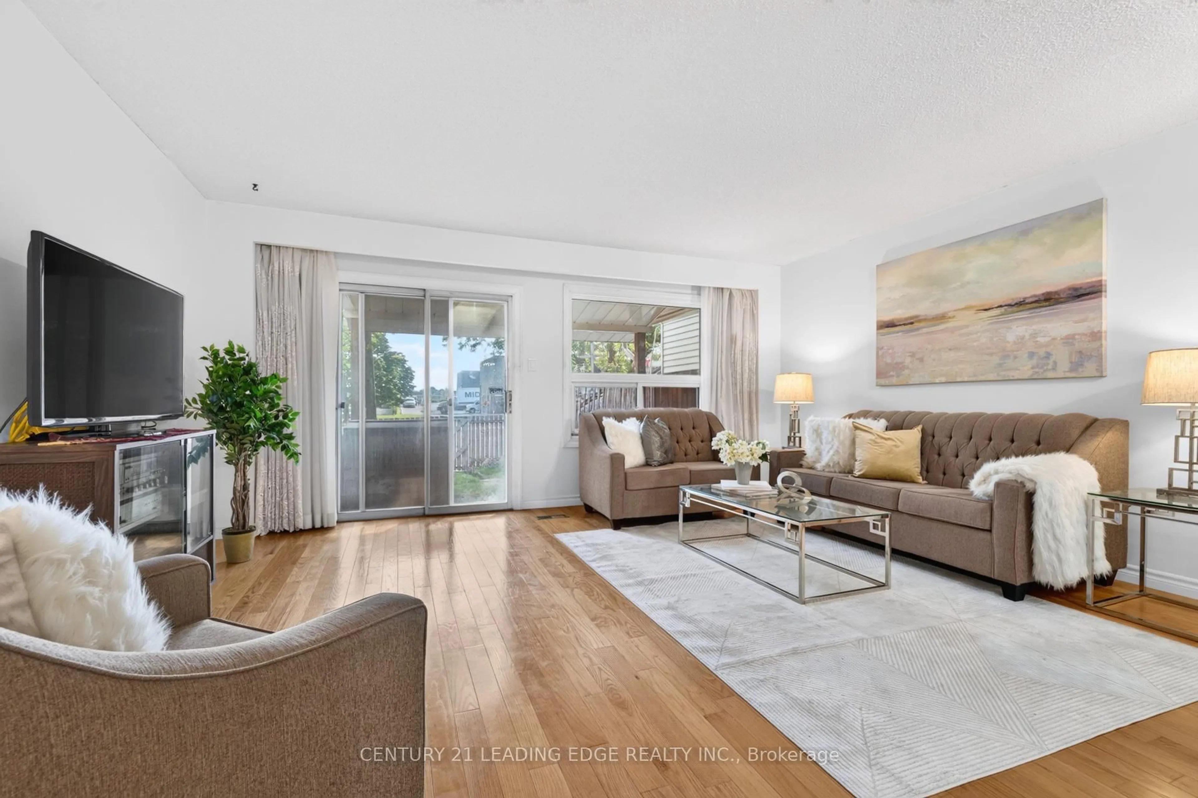 Living room with furniture, wood/laminate floor for 58 Valdor Dr, Toronto Ontario M1V 1R4