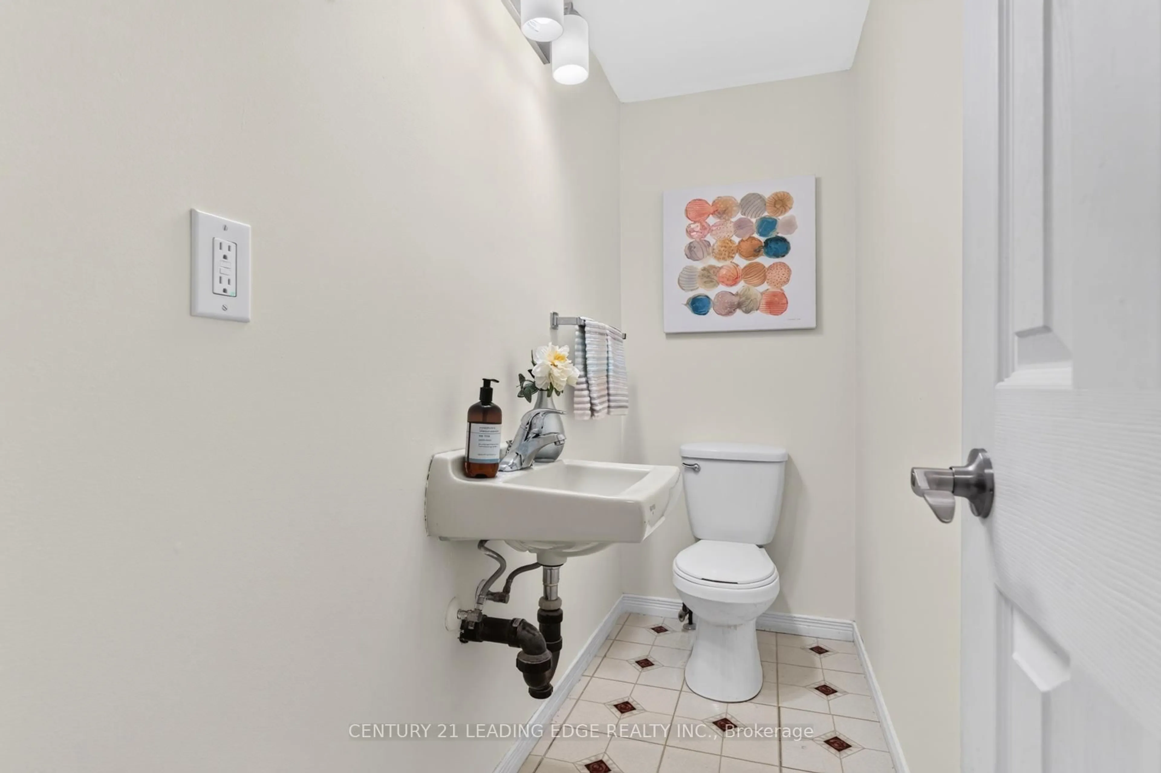 Standard bathroom, ceramic/tile floor for 58 Valdor Dr, Toronto Ontario M1V 1R4