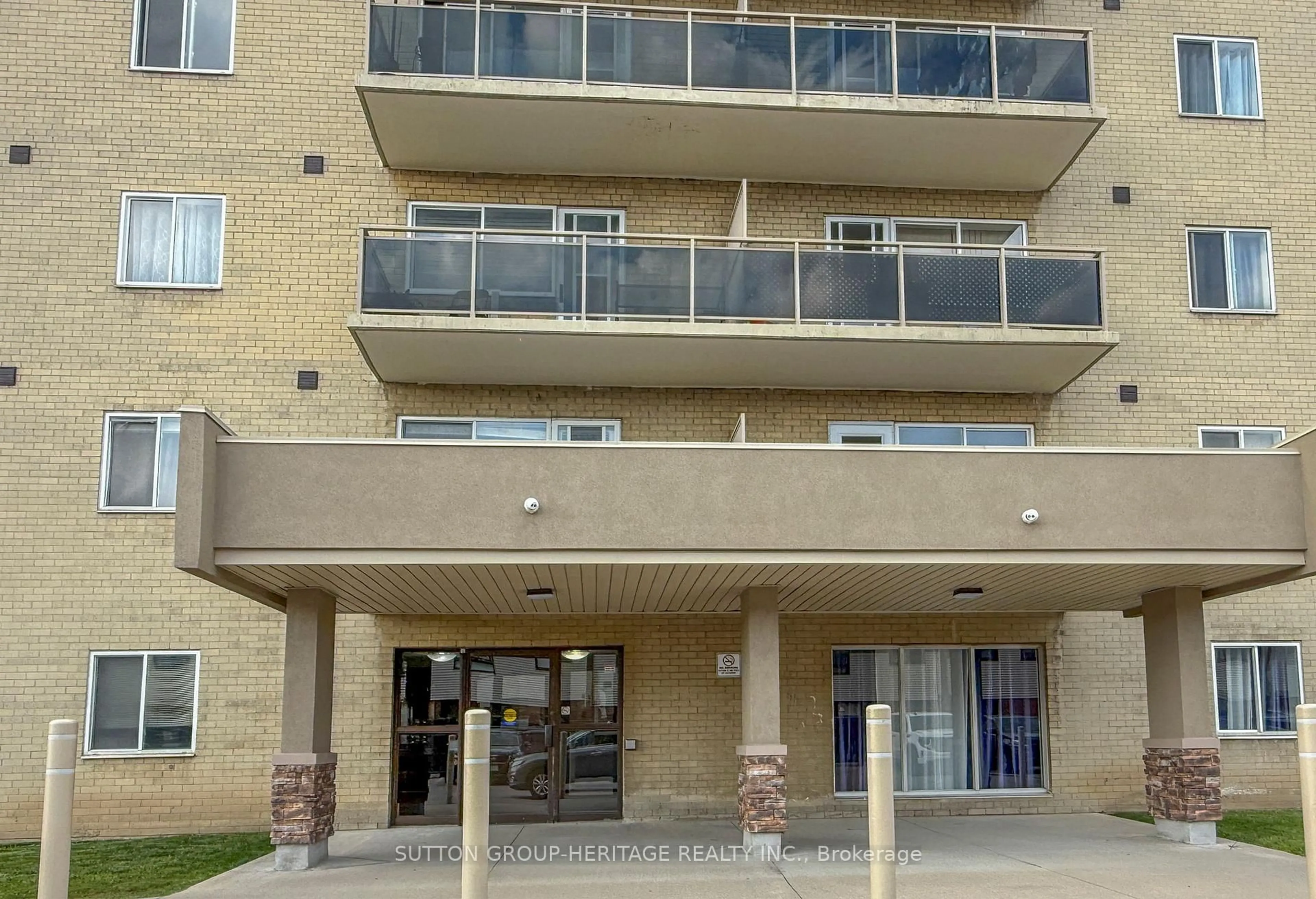 Indoor foyer for 936 Glen St #301, Oshawa Ontario L1J 5Z7