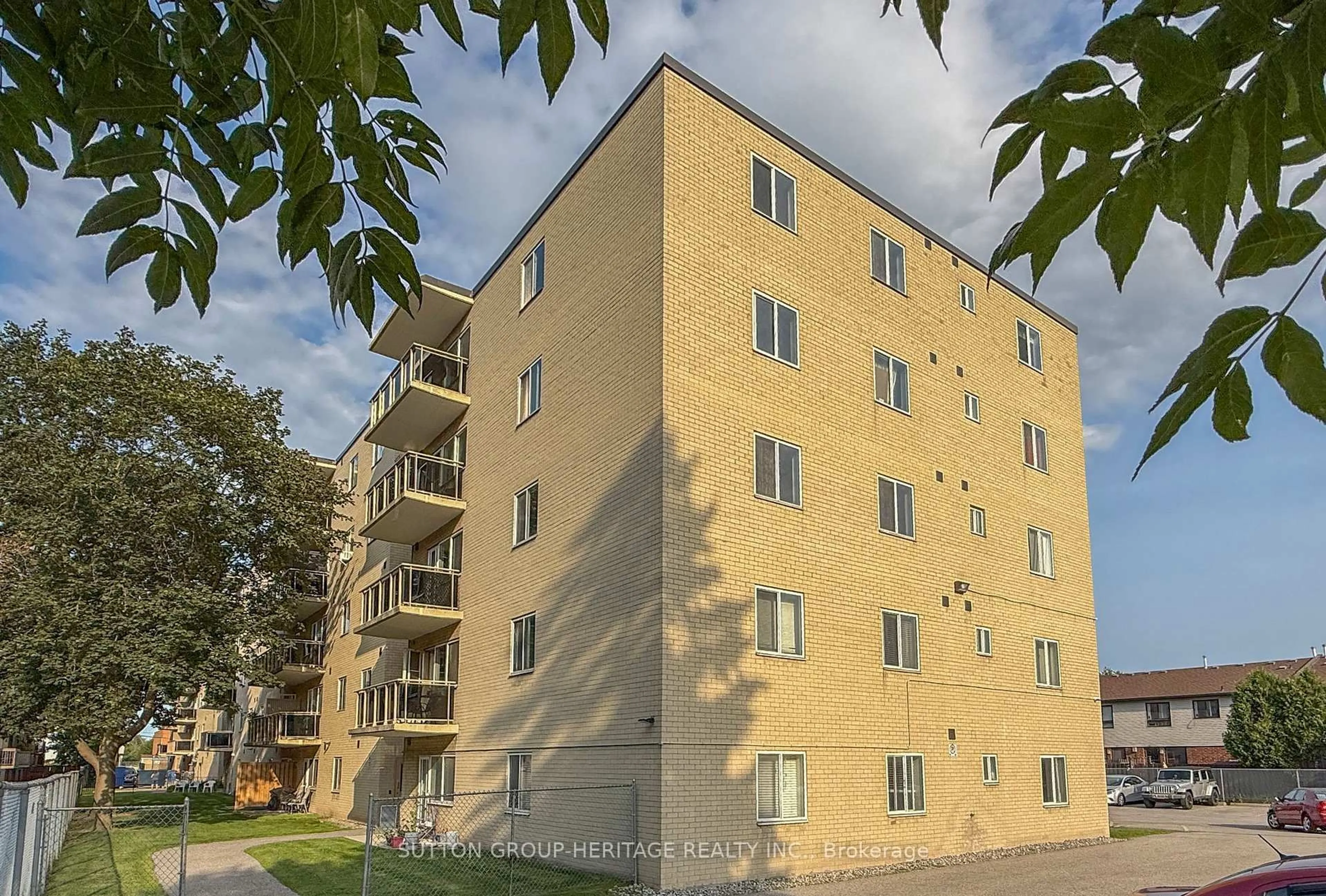 A pic from outside/outdoor area/front of a property/back of a property/a pic from drone, building for 936 Glen St #301, Oshawa Ontario L1J 5Z7
