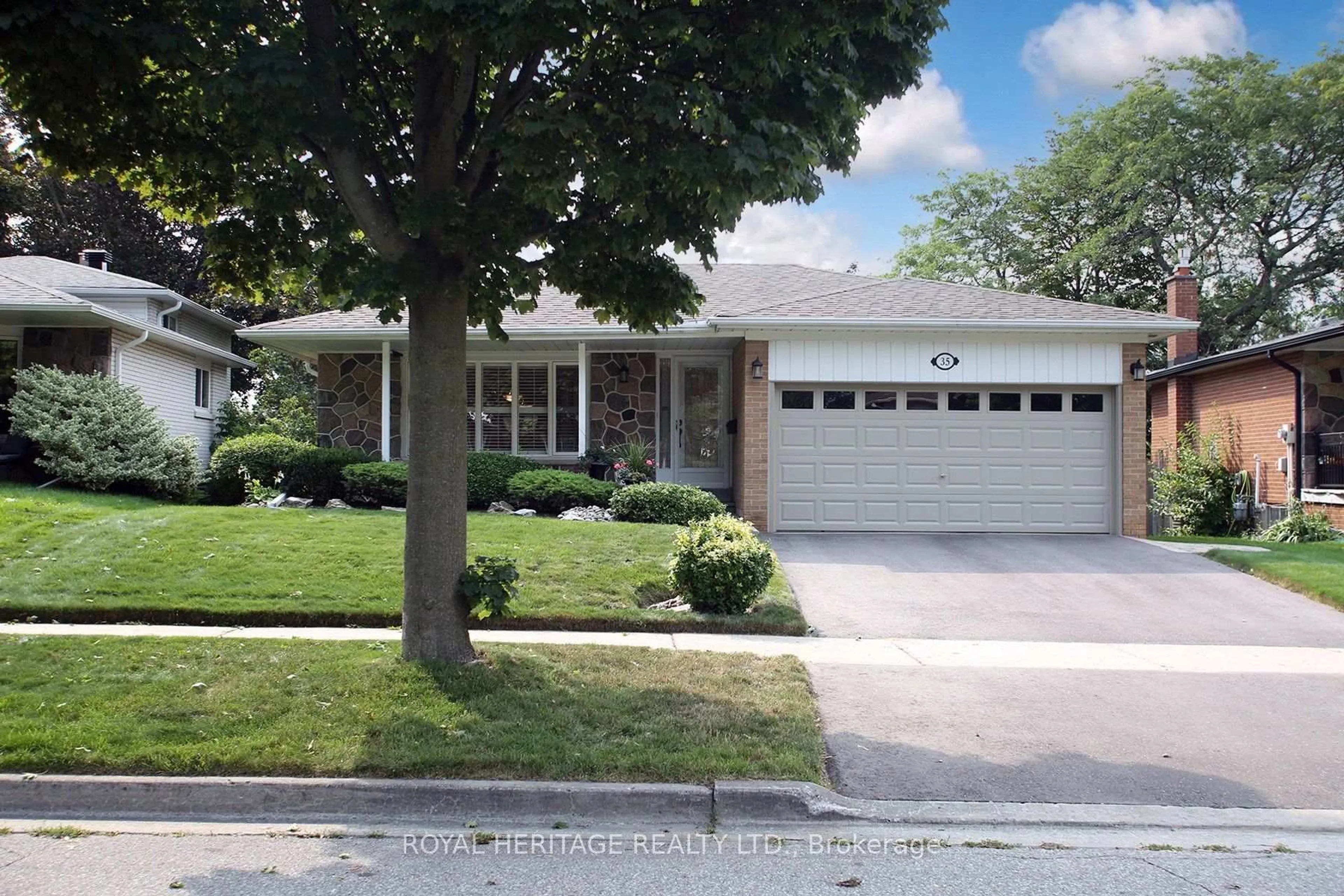 Home with vinyl exterior material, street for 35 Langevin Cres, Toronto Ontario M1C 2B8