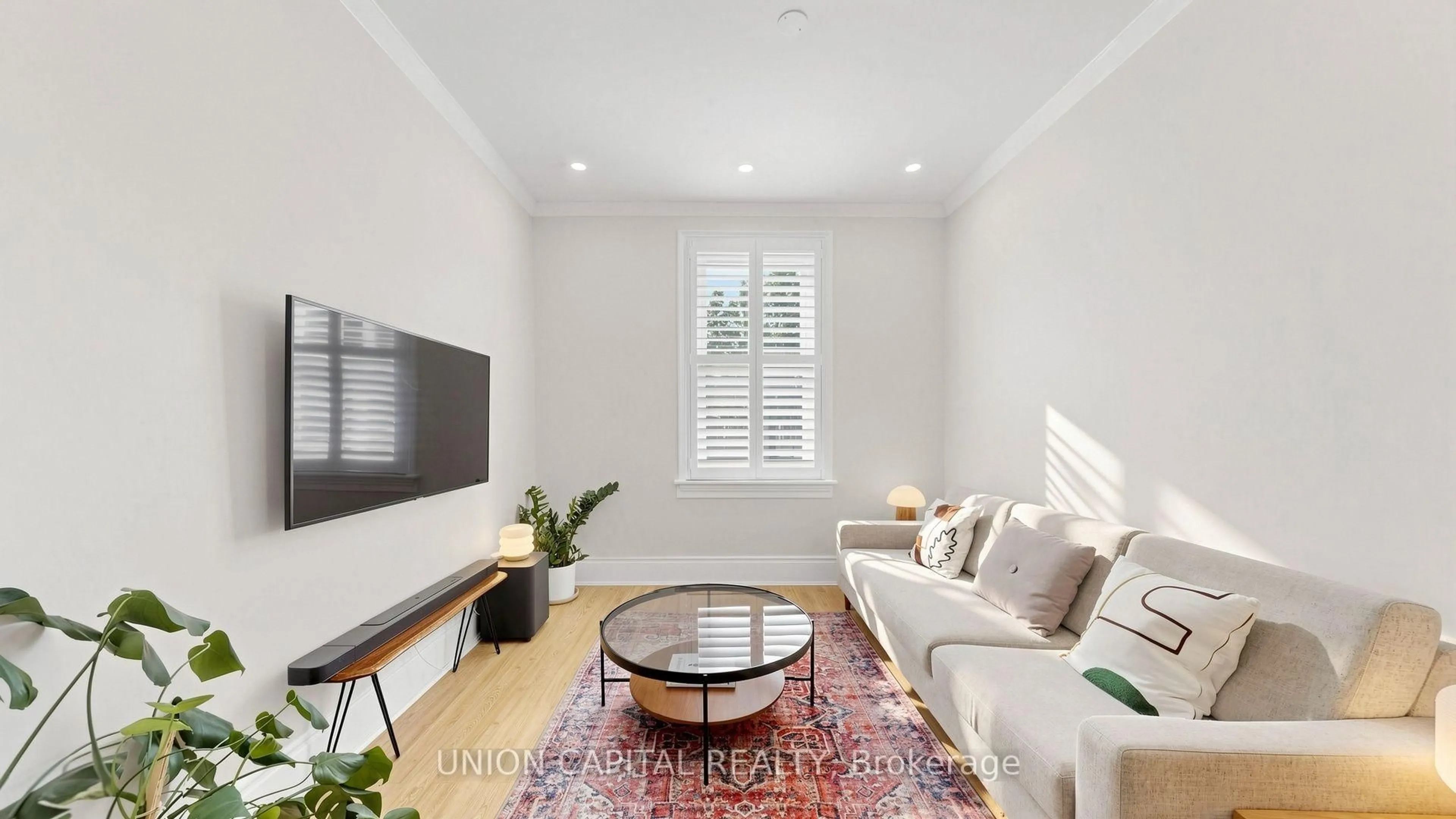Living room with furniture, unknown for 944 Dundas St, Toronto Ontario M4M 1R3