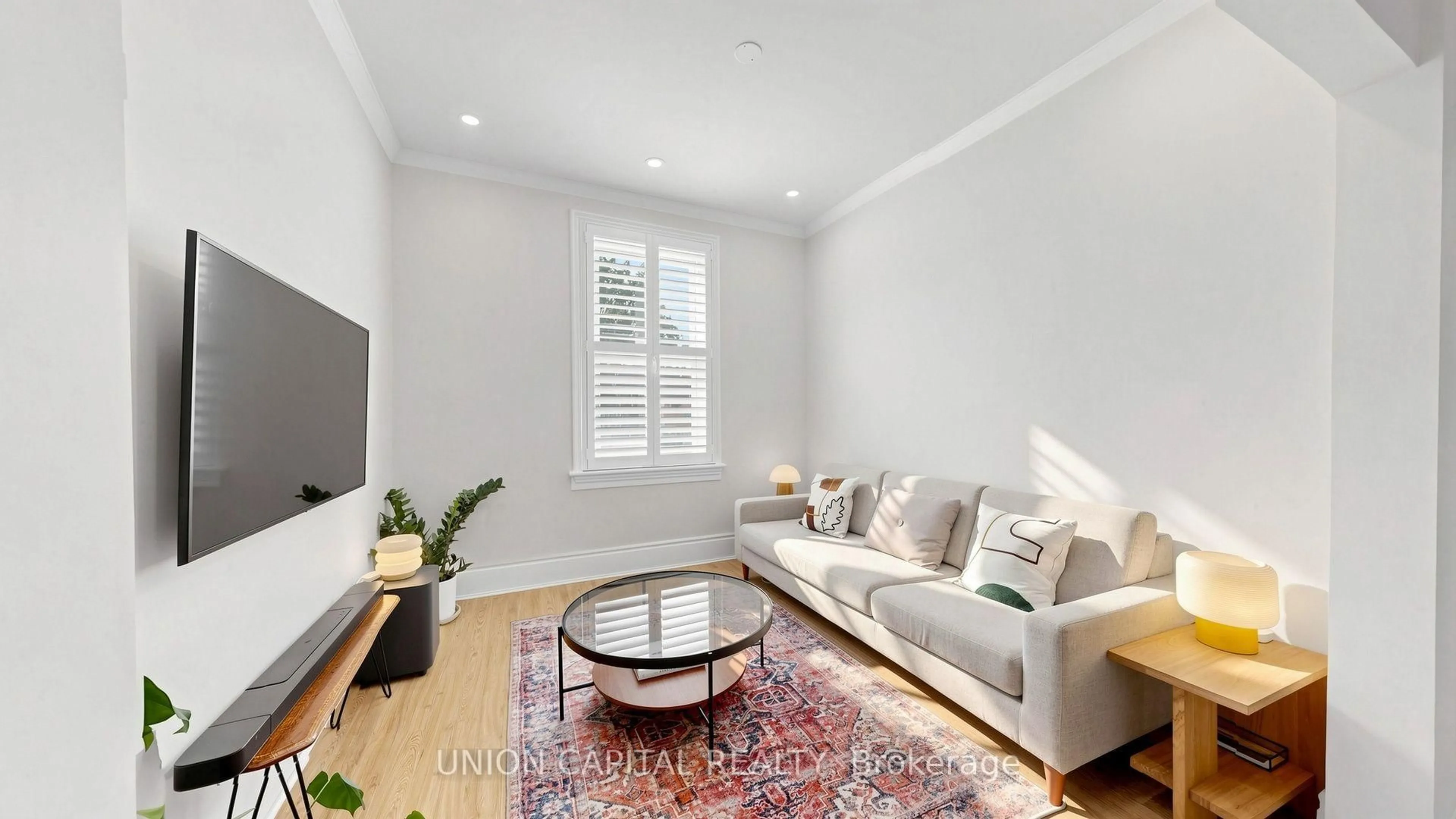 Living room with furniture, unknown for 944 Dundas St, Toronto Ontario M4M 1R3