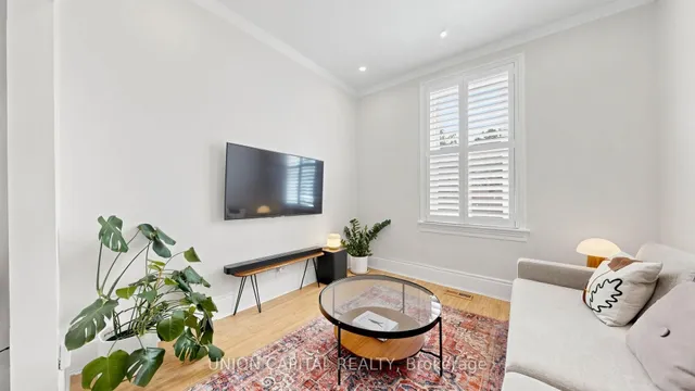 944 Dundas St, Toronto 5