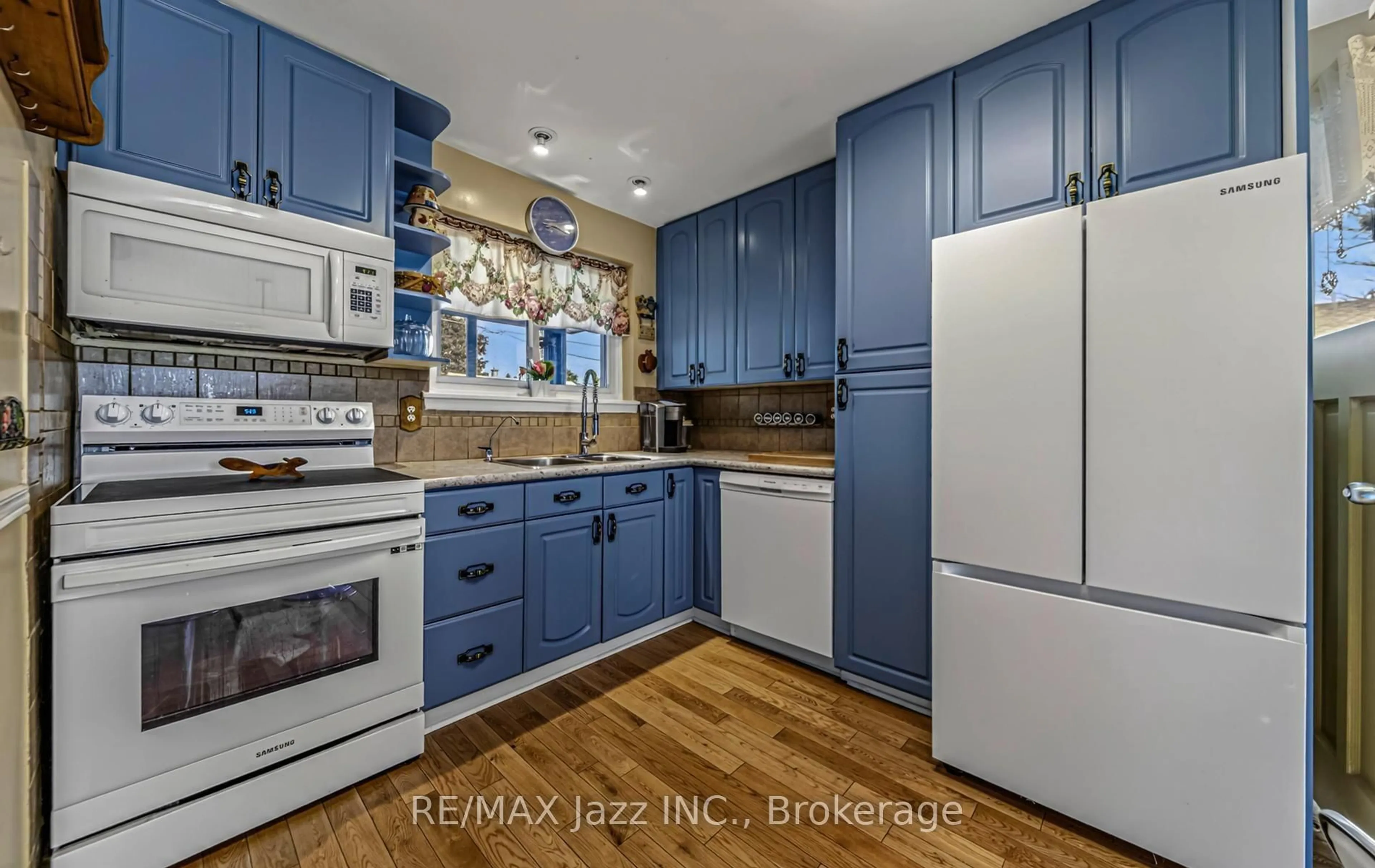 Open concept kitchen, ceramic/tile floor for 1481 Evangeline Dr, Oshawa Ontario L1J 3S8