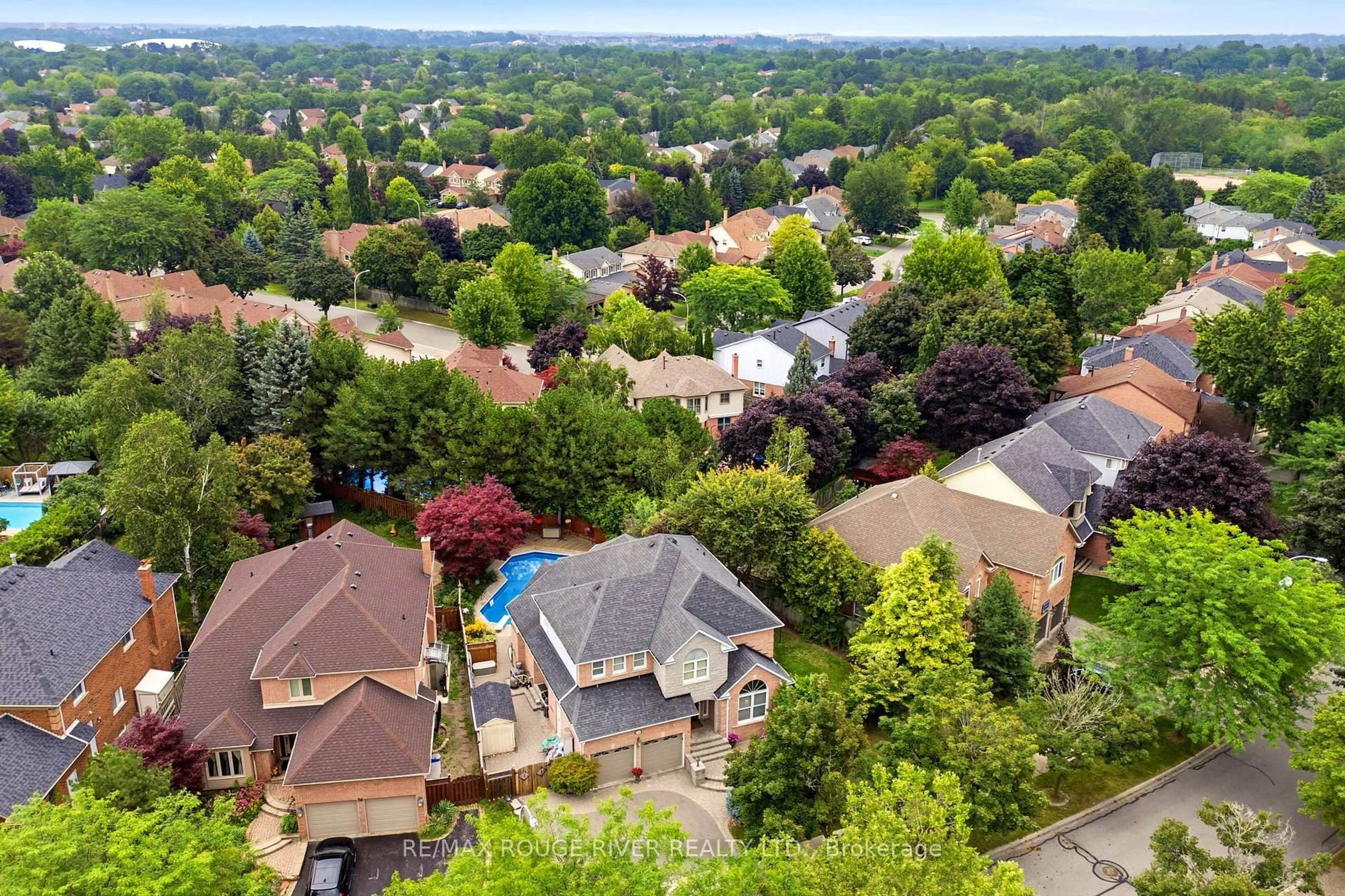 A pic from outside/outdoor area/front of a property/back of a property/a pic from drone, unknown for 34 Kennett Dr, Whitby Ontario L1P 1L5