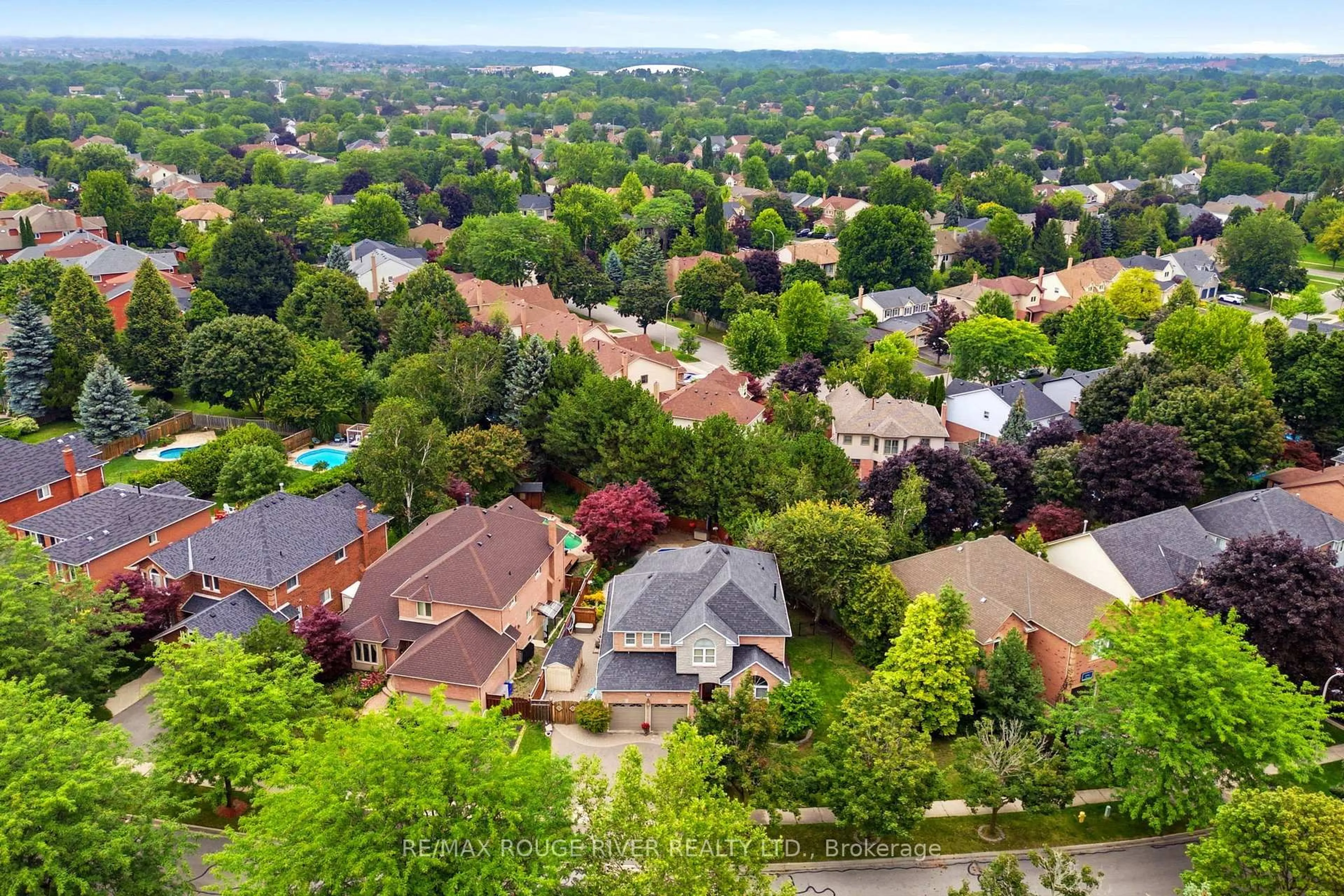 A pic from outside/outdoor area/front of a property/back of a property/a pic from drone, unknown for 34 Kennett Dr, Whitby Ontario L1P 1L5