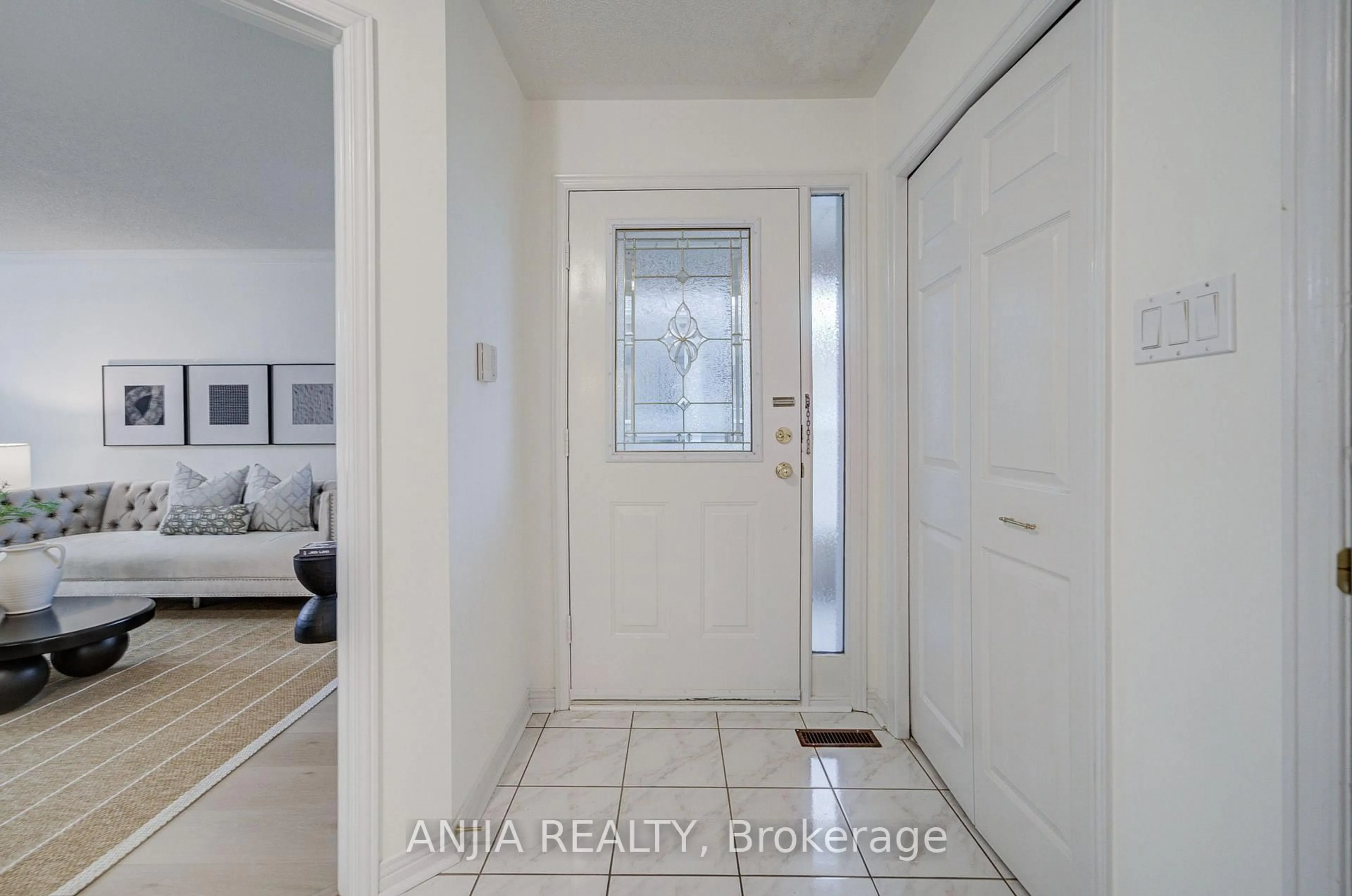 Indoor entryway for 31 Shallowford Crt, Toronto Ontario M1V 5G6