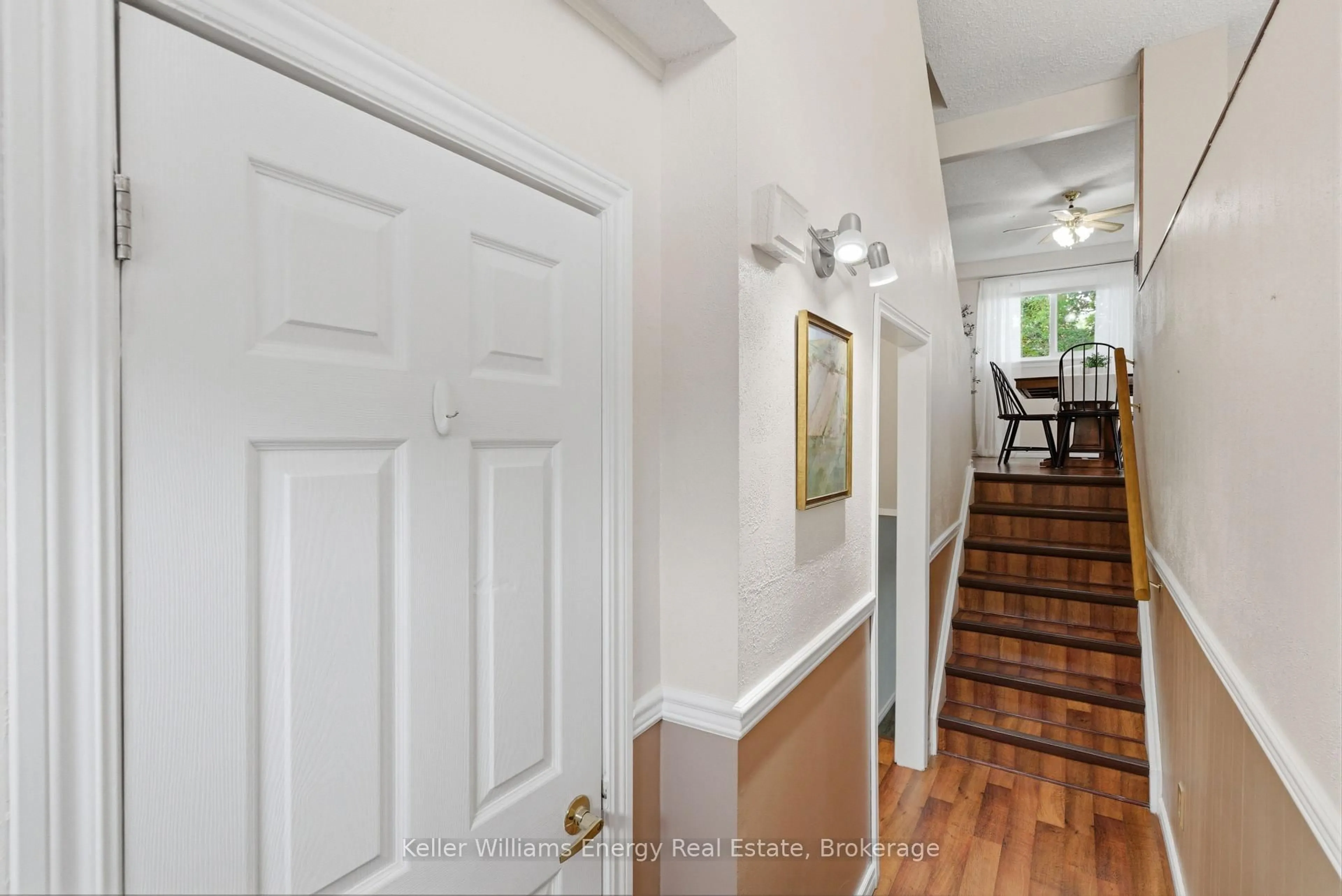 Indoor entryway for 320 Blackthorn St #12, Oshawa Ontario L1K 1K9