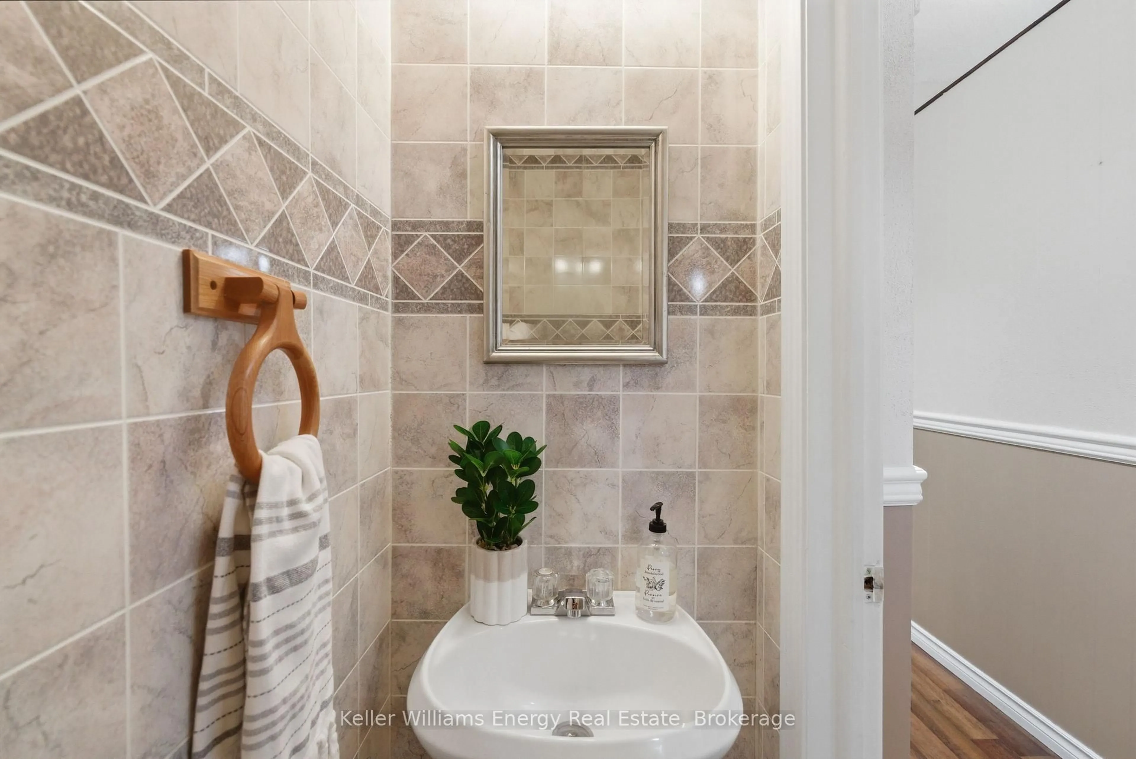 Contemporary bathroom, ceramic/tile floor for 320 Blackthorn St #12, Oshawa Ontario L1K 1K9