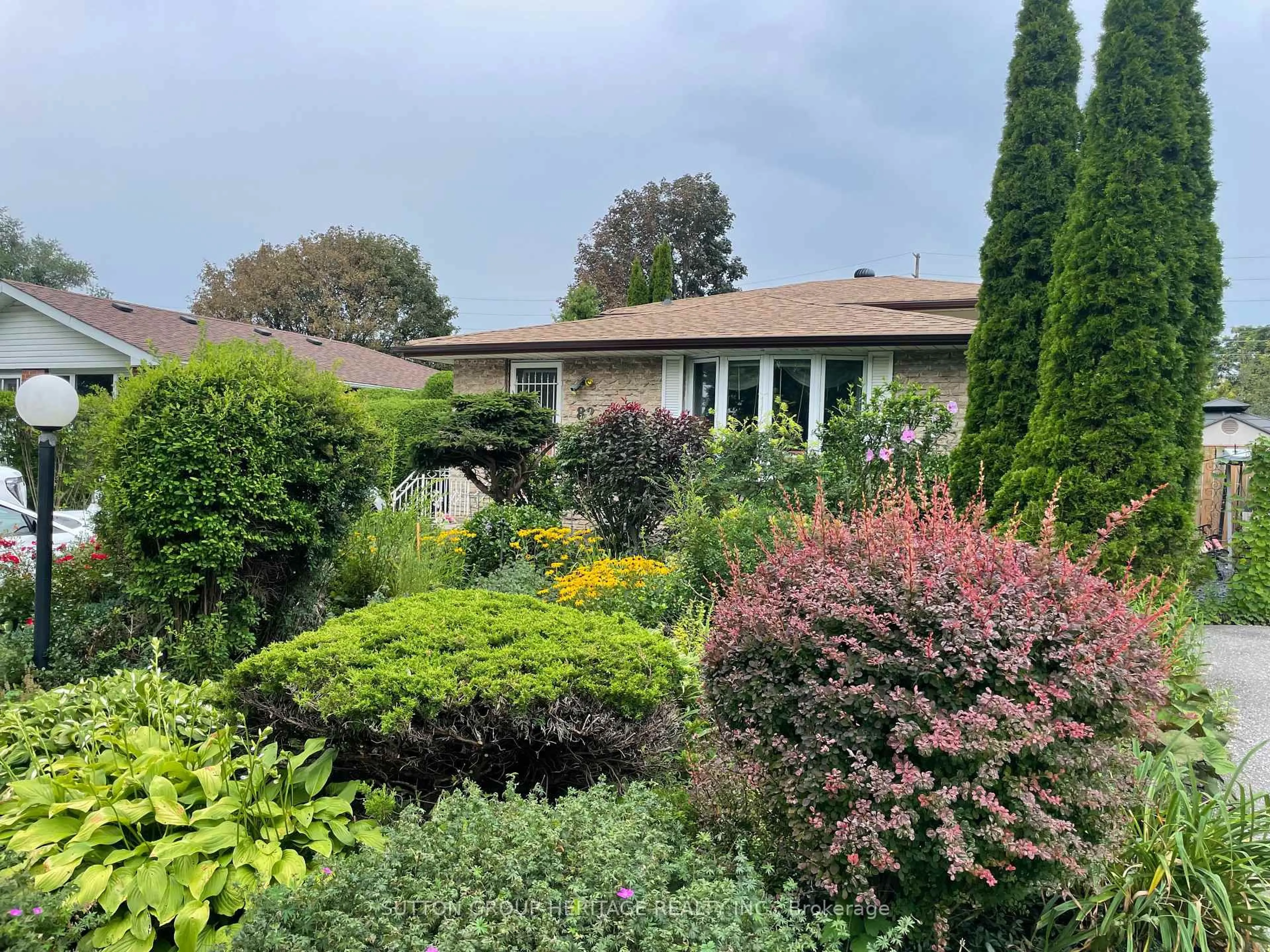 A pic from outside/outdoor area/front of a property/back of a property/a pic from drone, unknown for 82 Claymore Cres, Oshawa Ontario L1G 6G2