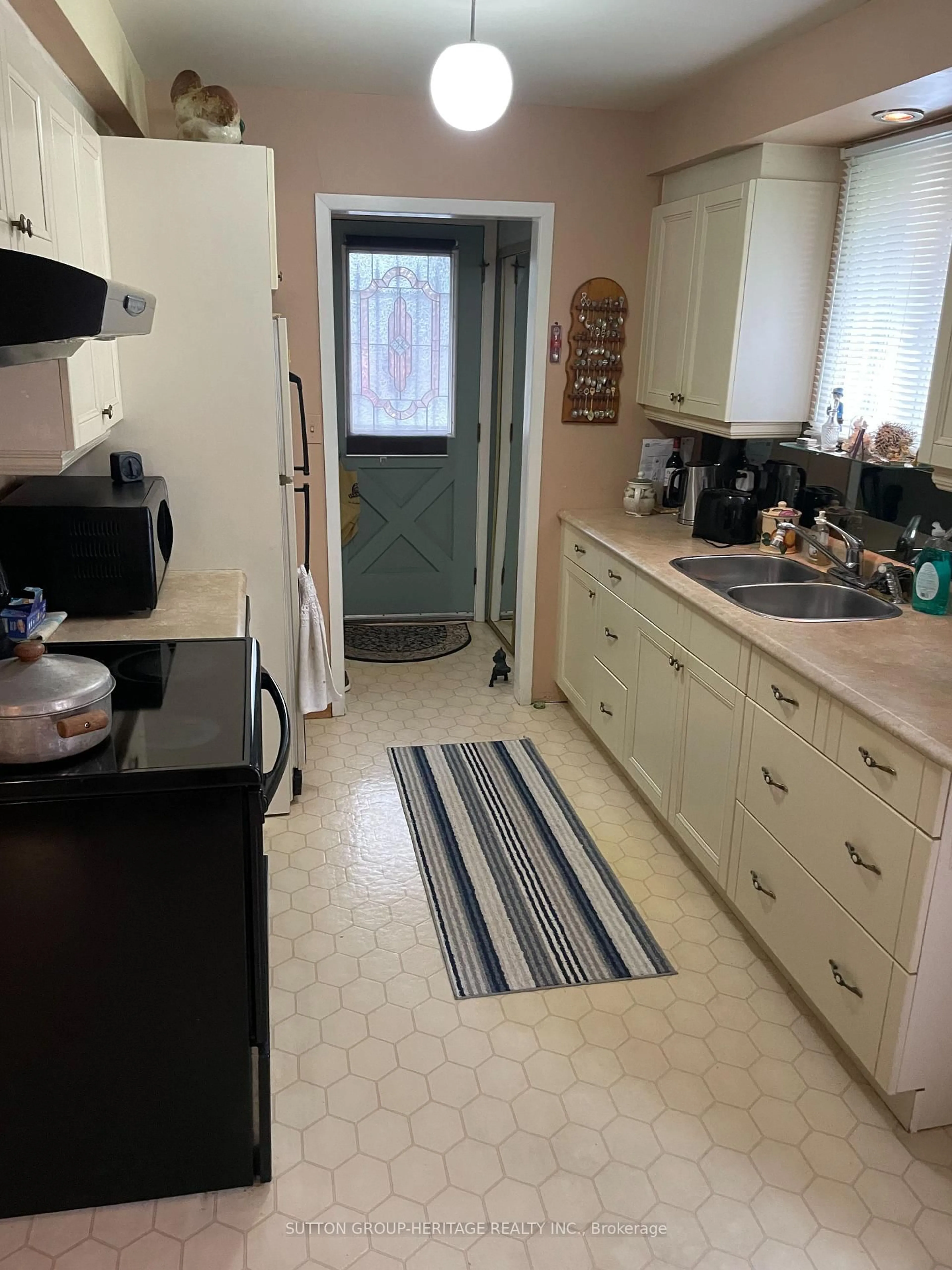 Standard kitchen, unknown for 82 Claymore Cres, Oshawa Ontario L1G 6G2