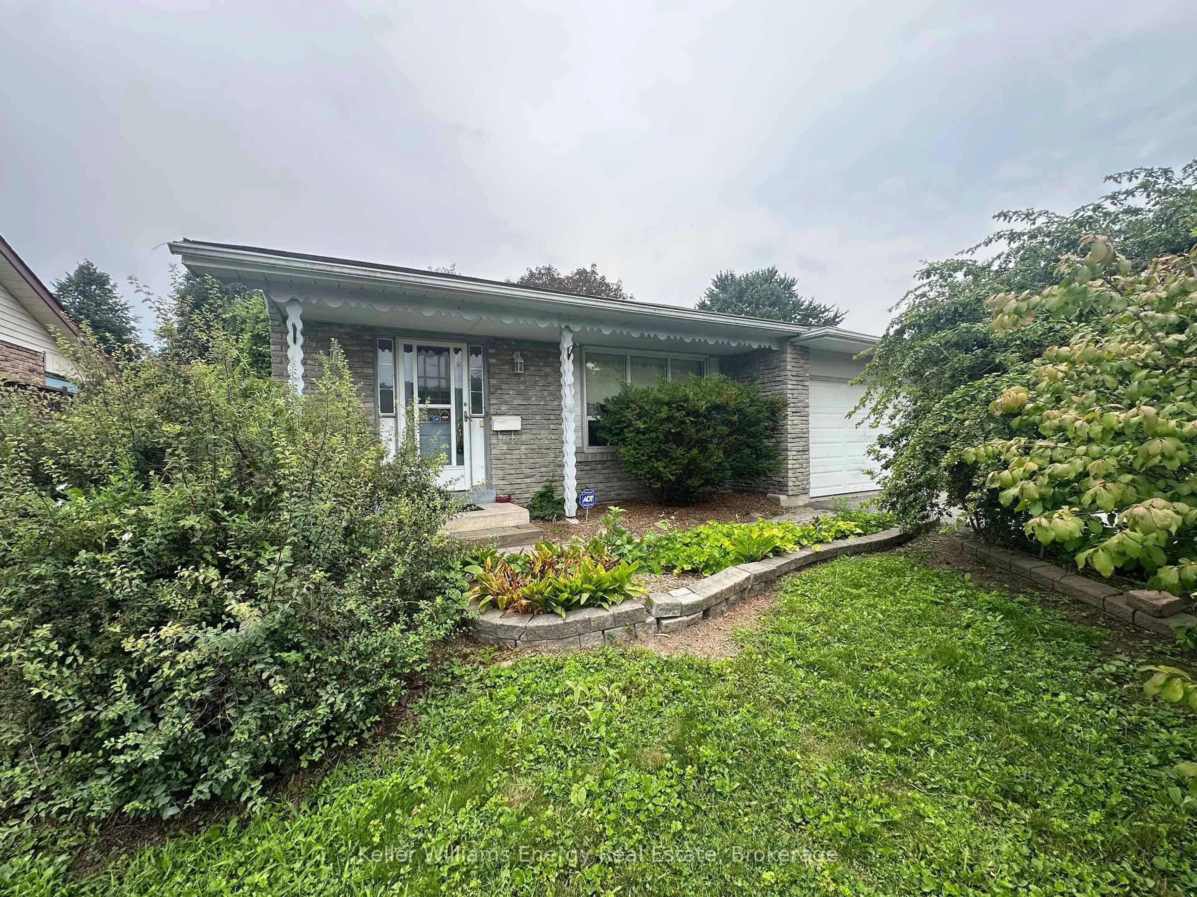 A pic from outside/outdoor area/front of a property/back of a property/a pic from drone, unknown for 252 Keewatin St, Oshawa Ontario L1H 6Z8