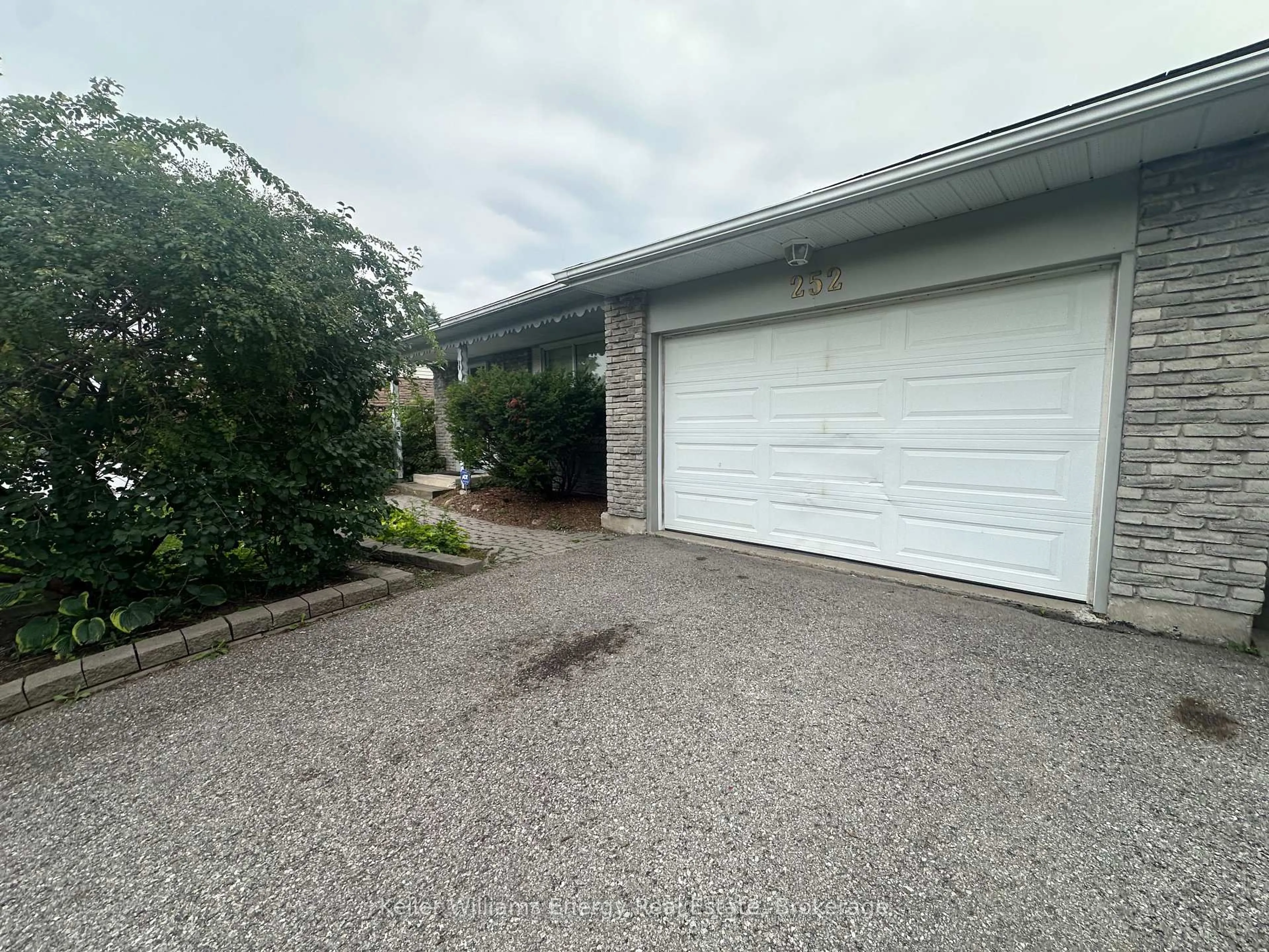 A pic from outside/outdoor area/front of a property/back of a property/a pic from drone, street for 252 Keewatin St, Oshawa Ontario L1H 6Z8
