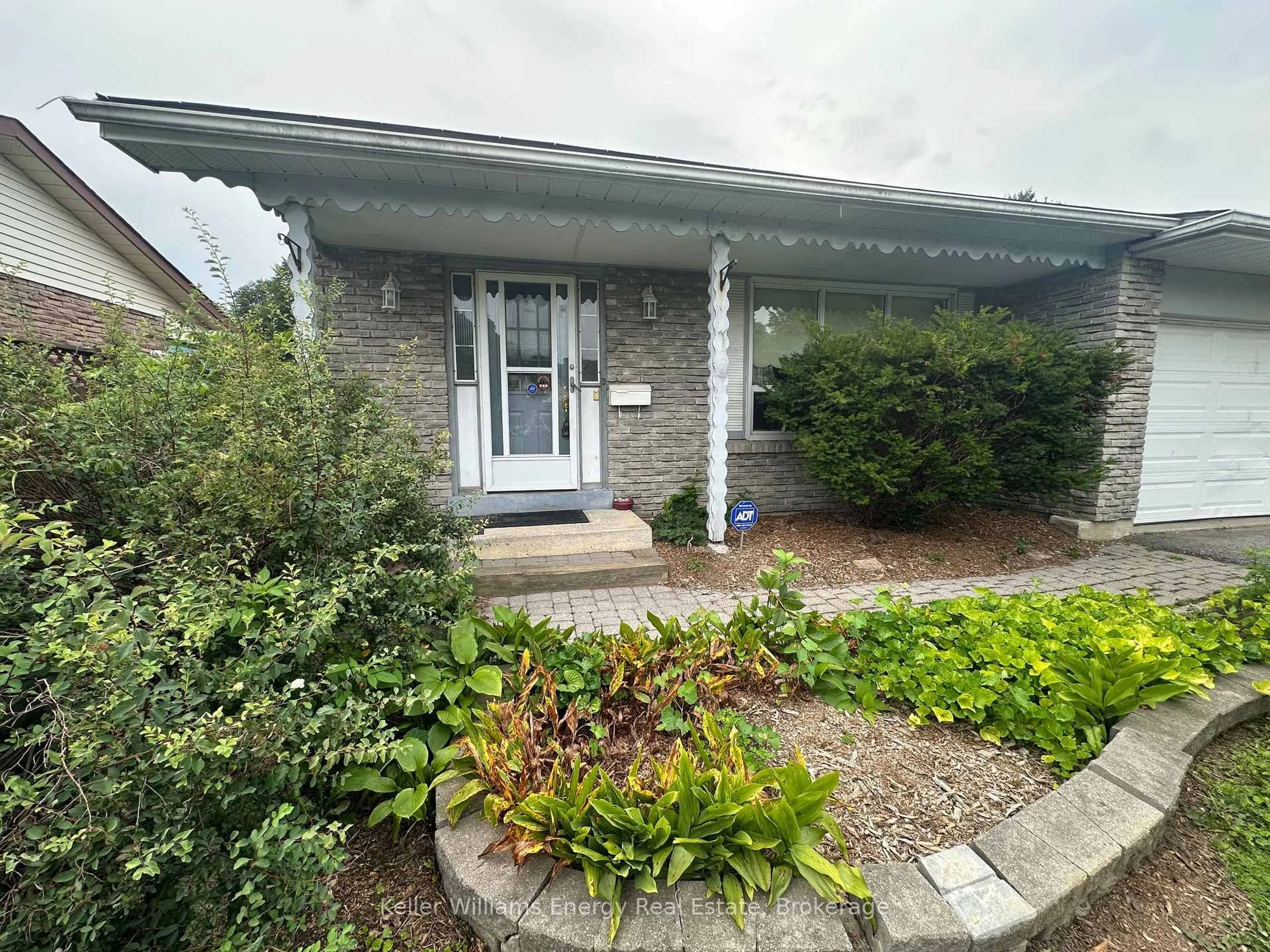 Unknown for 252 Keewatin St, Oshawa Ontario L1H 6Z8