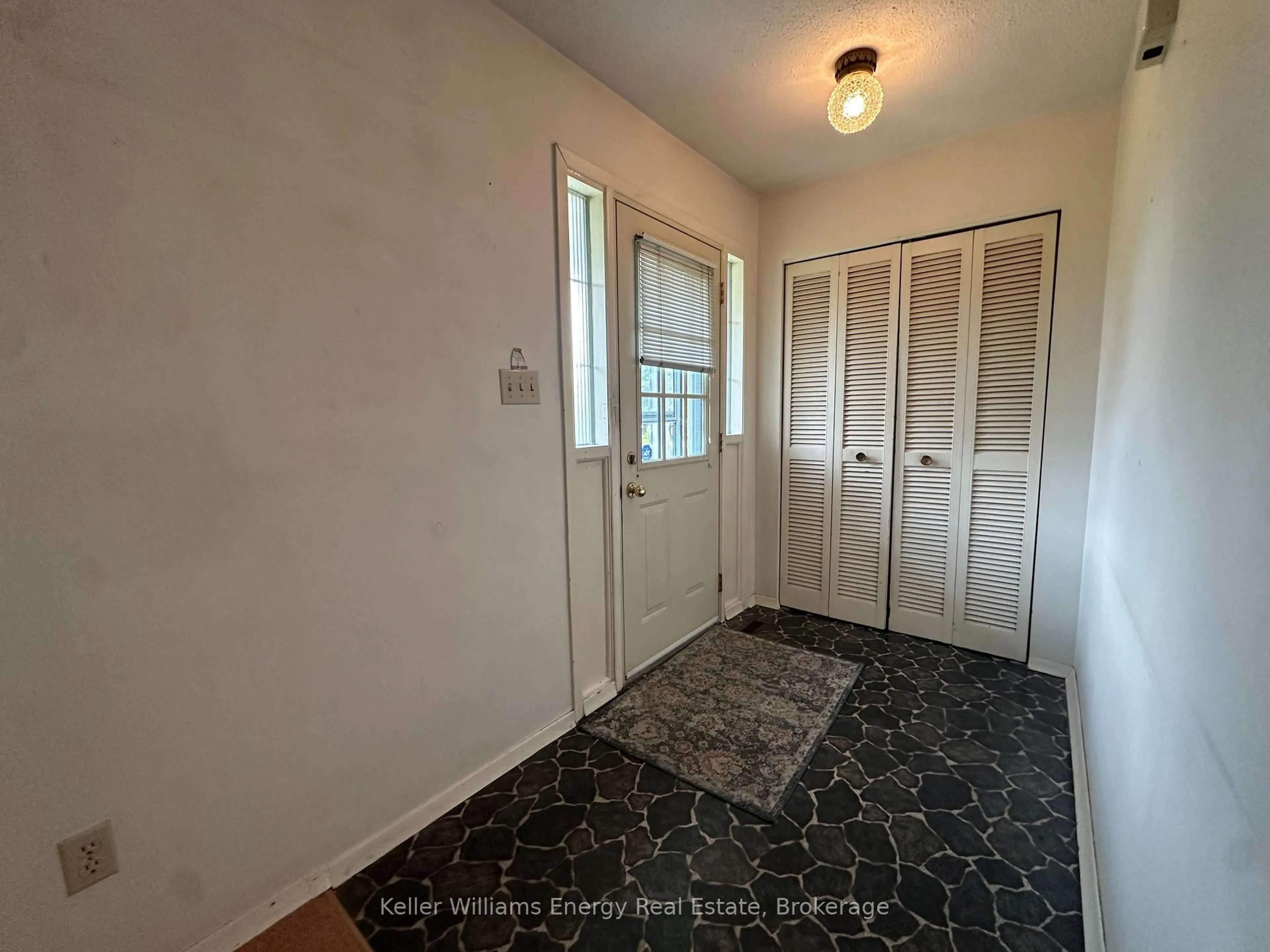 Indoor entryway for 252 Keewatin St, Oshawa Ontario L1H 6Z8