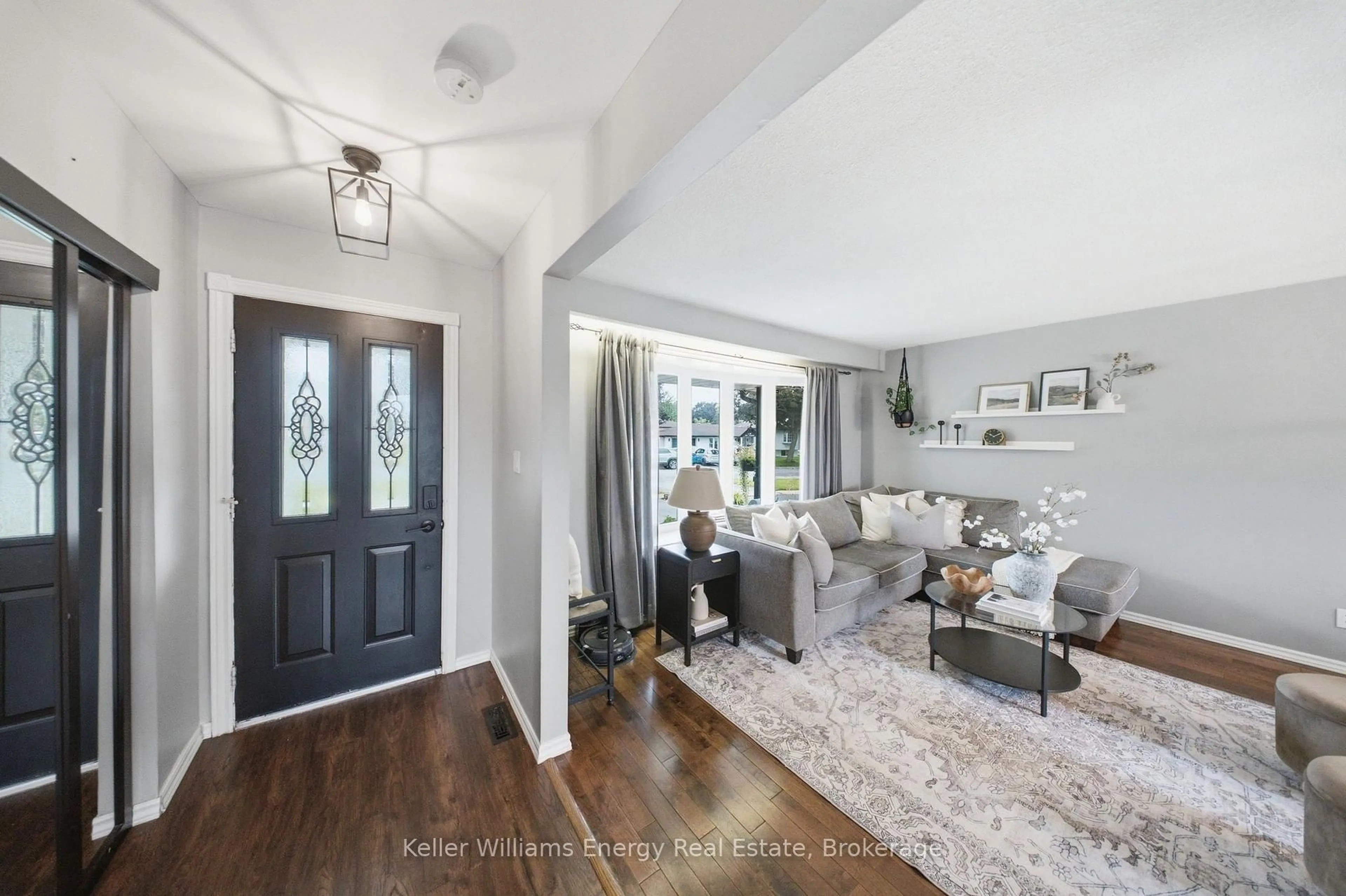 Indoor entryway for 233 Phillip Murray Ave, Oshawa Ontario L1J 1G8